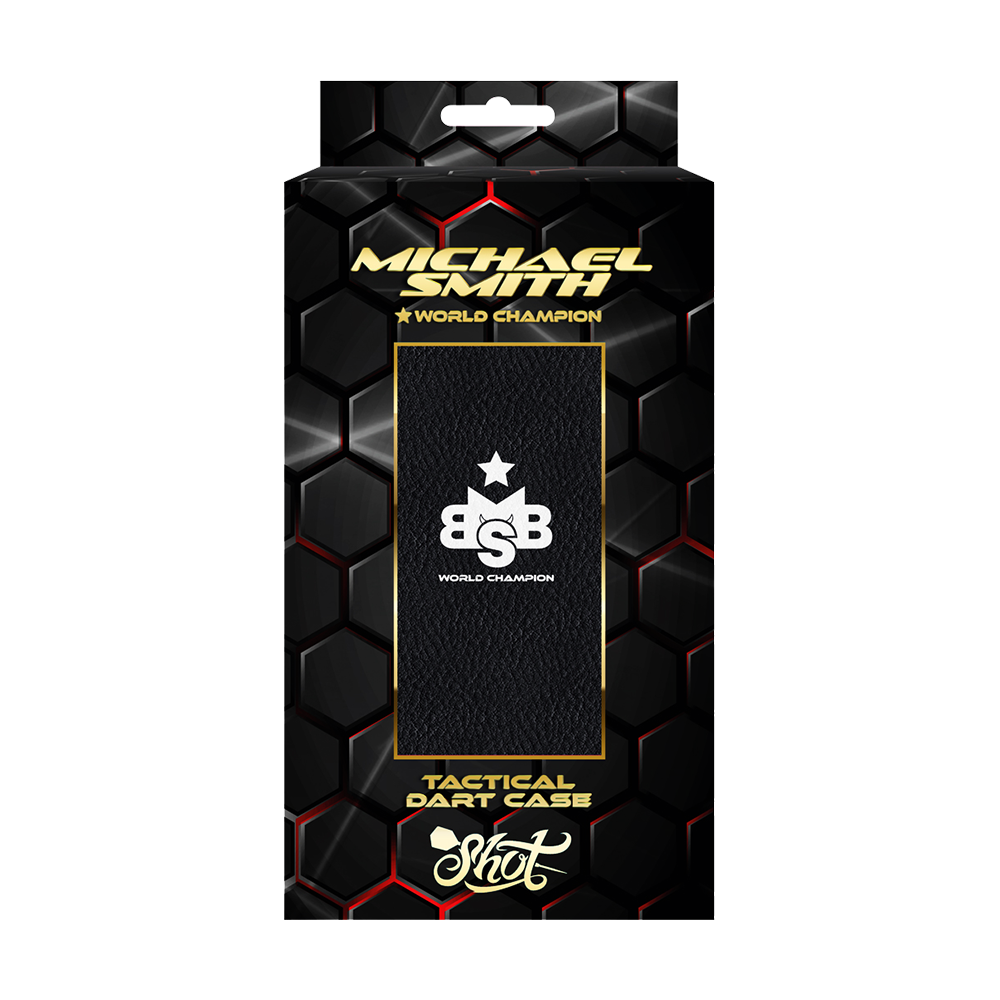 Die Abbildung zeigt die Verpackung des "Shot Michael Smith World Champion Tactical Dartcase - Schwarz". Das Design ist schwarz mit Wabenmuster, goldener Schrift und einem Sichtfenster, das das Dartcase präsentiert.