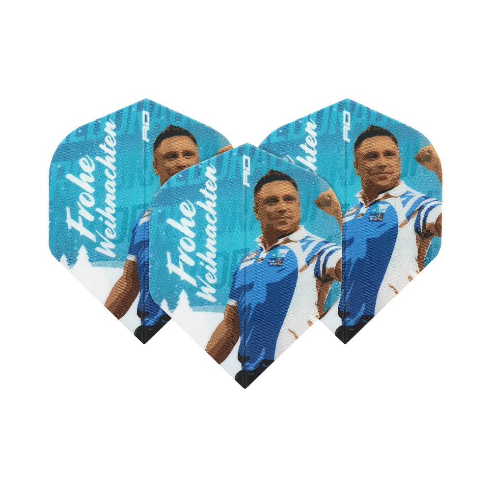 WF-8_Red_Dragon_Merry_Christmas_Flights_Gerwyn_Price_Blue_1IwOefjlvUdjYI Auf dem Bild sind drei blaue Dart-Flights mit dem Motiv eines Sportlers und der Aufschrift "Frohe Weihnachten" zu sehen. Die Flights sind ein Produkt namens "Red Dragon Merry Christmas Flights Gerwyn Price Blue".