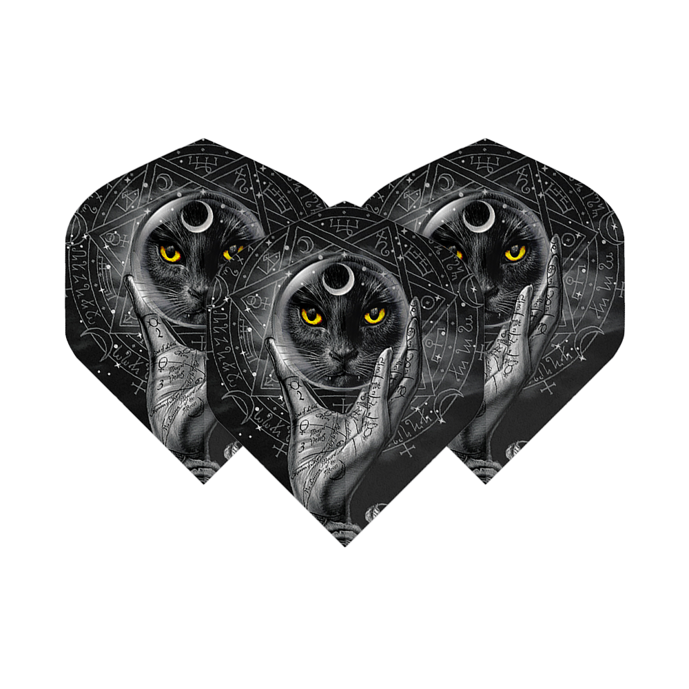 Alchemia Grimalkins Glass No2 Standard Flights Dieses Bild zeigt drei Dartflights mit einem mystischen Design. Darauf ist ein schwarzer Kater mit gelben Augen und einer kristallhaltenden Hand vor einem magischen Hintergrund abgebildet.