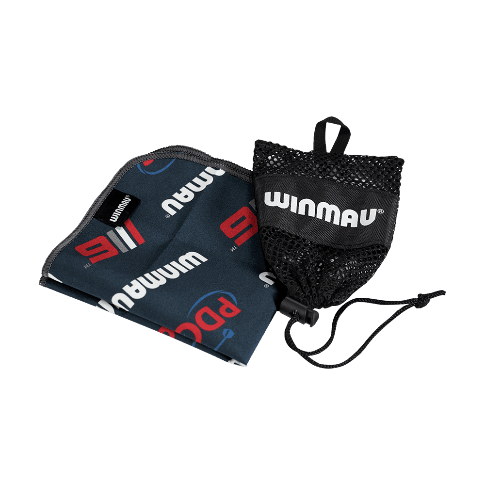 8133_Winmau_Sports_Towel_Handtuch_1 Das Bild zeigt das Winmau Sports Towel Handtuch zusammen mit einer schwarzen Netztasche. Das Handtuch ist dunkel mit weißen und roten Aufdrucken und das Winmau-Logo ist deutlich sichtbar.