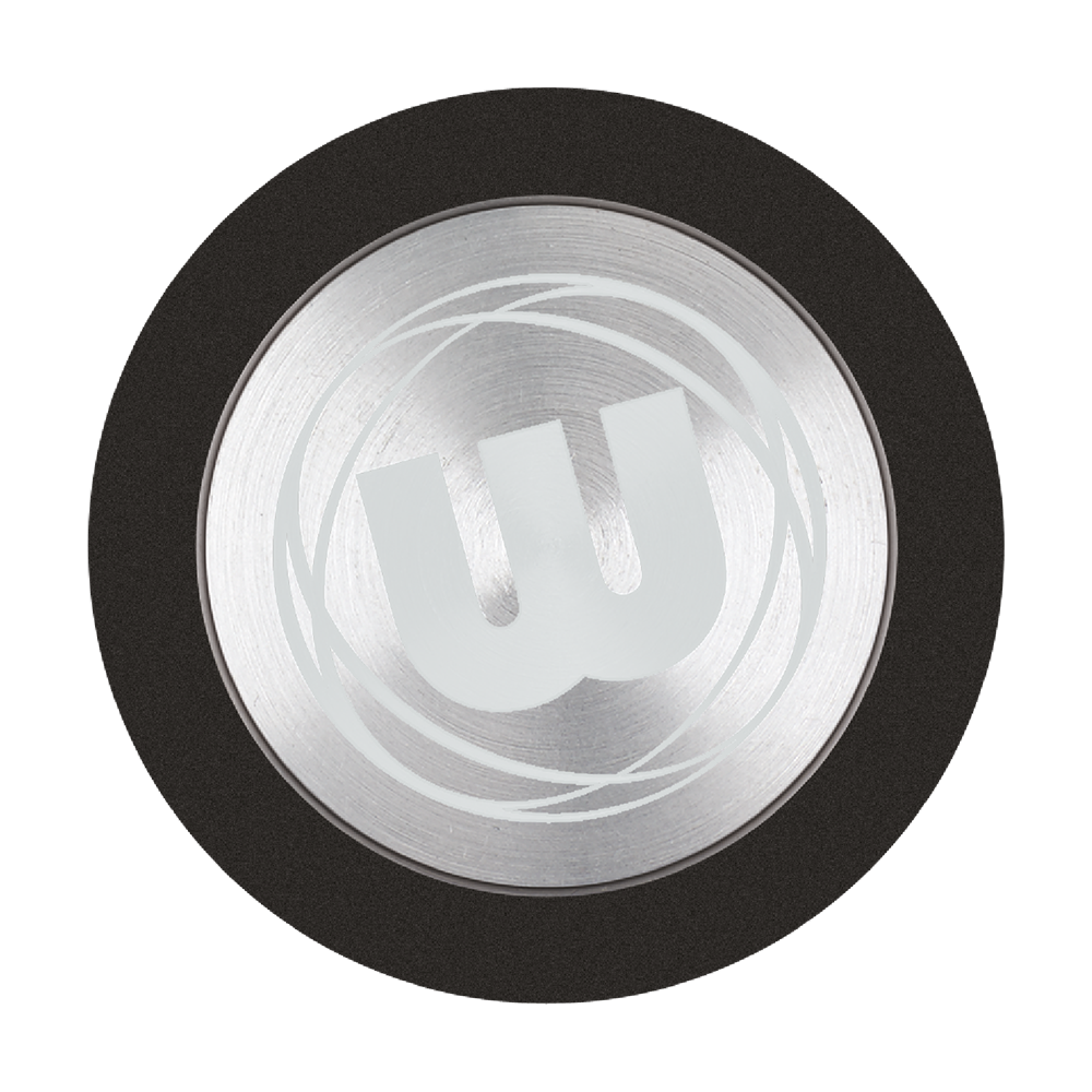 8659_Winmau_Premium_Point_Protector_f-r_Steeldarts_1 Das Bild zeigt den Winmau Premium Point Protector für Steeldarts. Es handelt sich um einen runden, silbernen Schutz mit einem großen "W"-Logo in der Mitte.