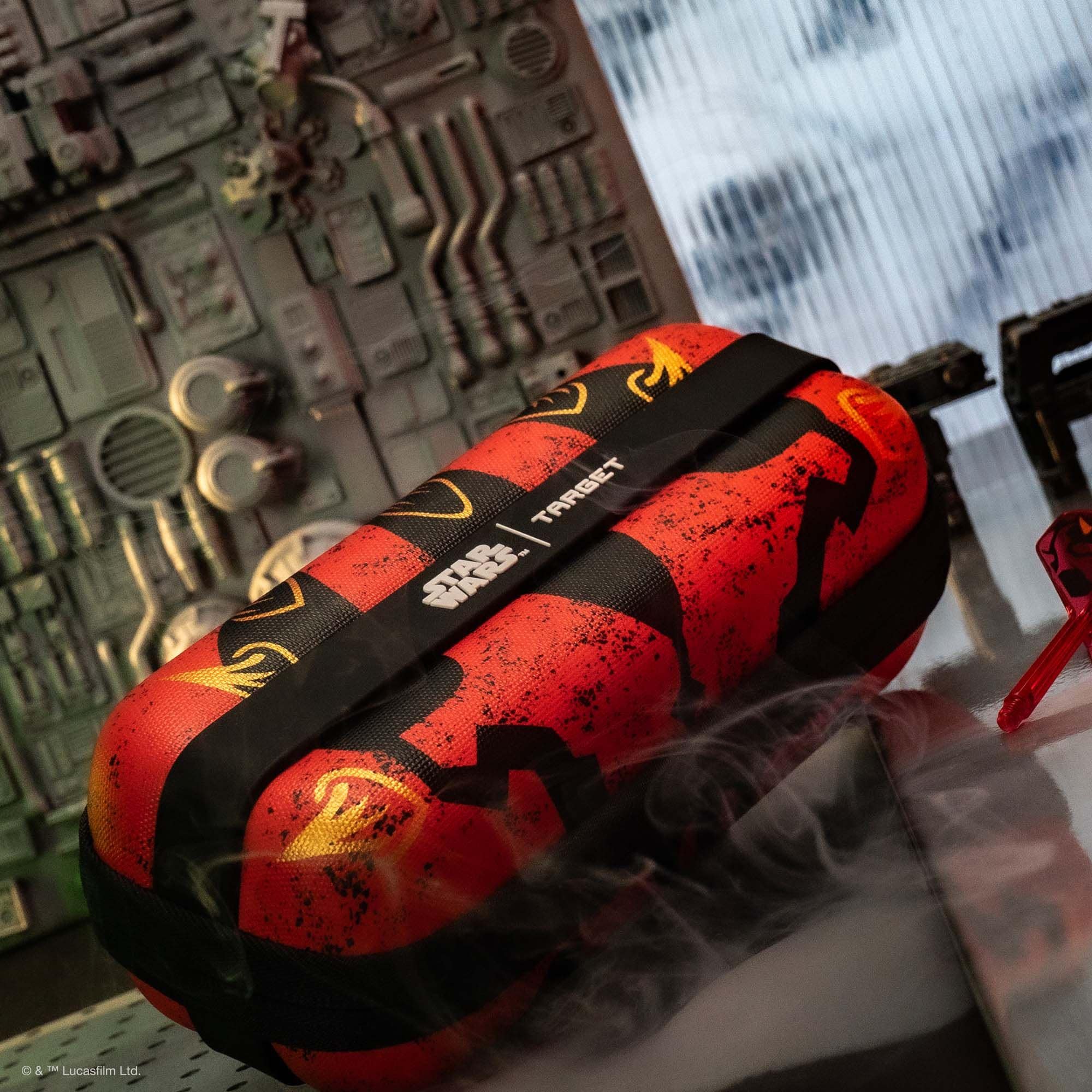 Target Star Wars Boa Dartcase - Darth Maul Hier ist das Target Star Wars Boa Dartcase mit Darth Maul Thema abgebildet. Die Tasche eignet sich zum sicheren Aufbewahren von Dart-Zubehör.