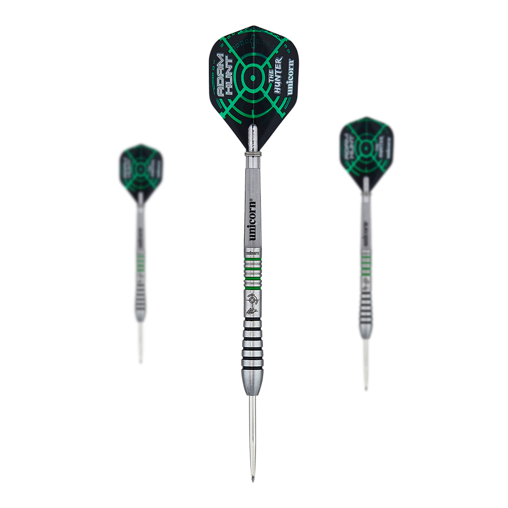 Das Bild zeigt drei Steeldarts des Modells "Unicorn Contender 90% Adam Hunt" mit einem Gewicht von 23g. Die Darts haben schwarze Flights mit grünen Zielscheibenmustern und silbernen Schäften mit grünen Akzenten.