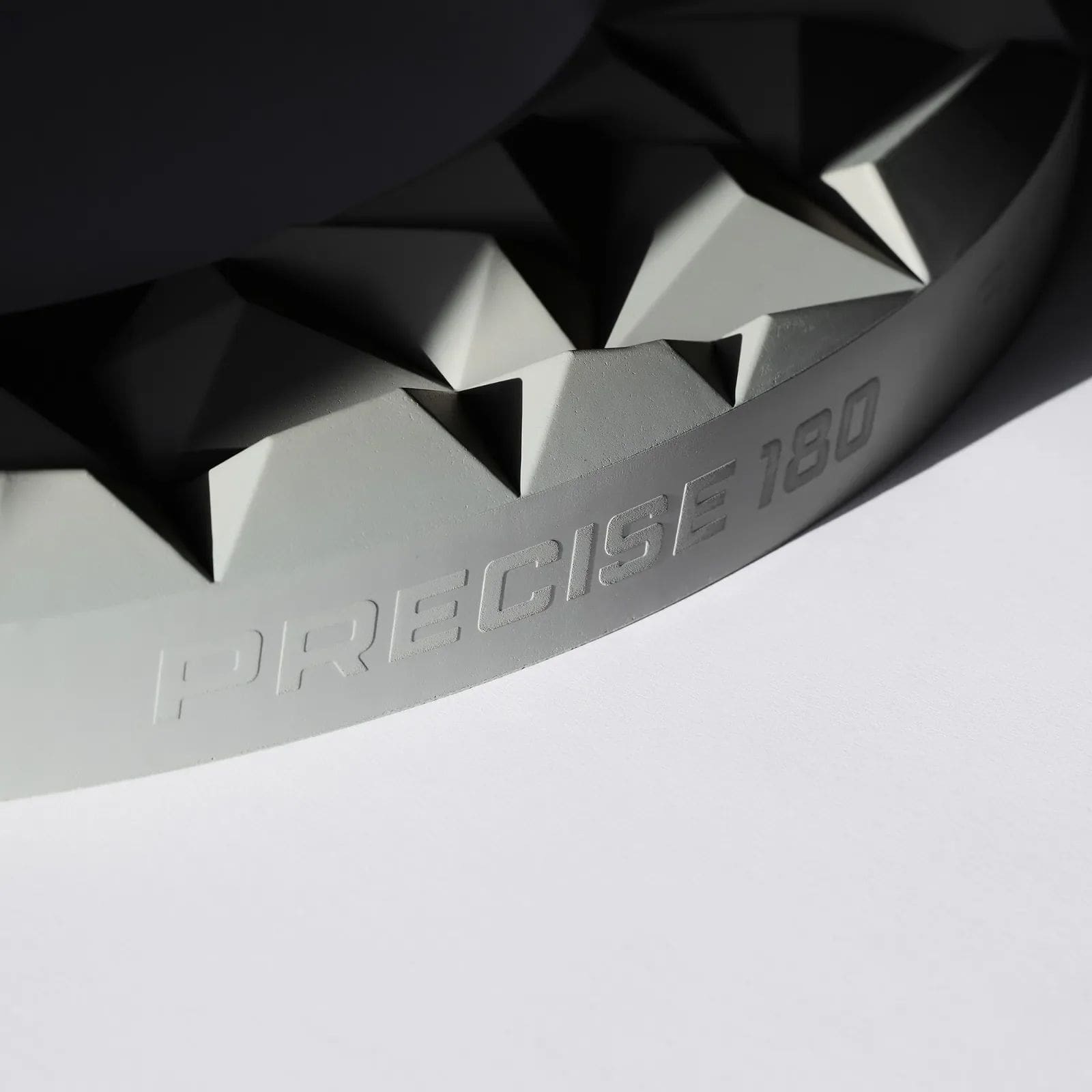 Precyzyjna tarcza do darta 180 3D Subterra Surround - Nordic Grey Abgebildet ist das Precise 180 3D Dartboard Surround Subterra in der Farbe Nordic Grey. Es dient als schützendes und dekoratives Element für Dartscheiben.