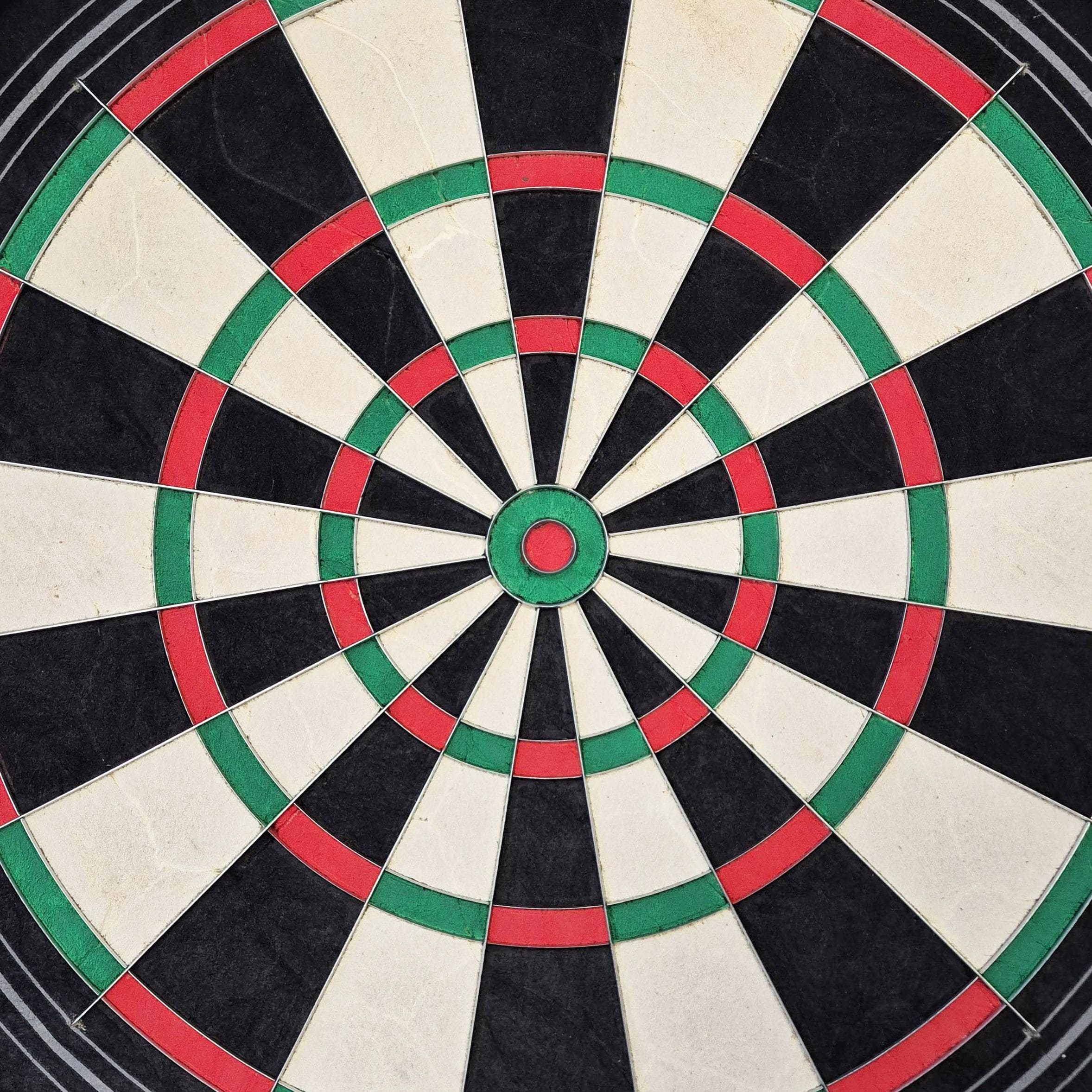Tarcza do darta Harrows Quadro 240 ze stali Das Bild zeigt eine Nahaufnahme des Harrows Quadro 240 Steeldartboards. Das Dartboard ist in verschiedene Abschnitte in den Farben Schwarz, Weiß, Rot und Grün unterteilt.