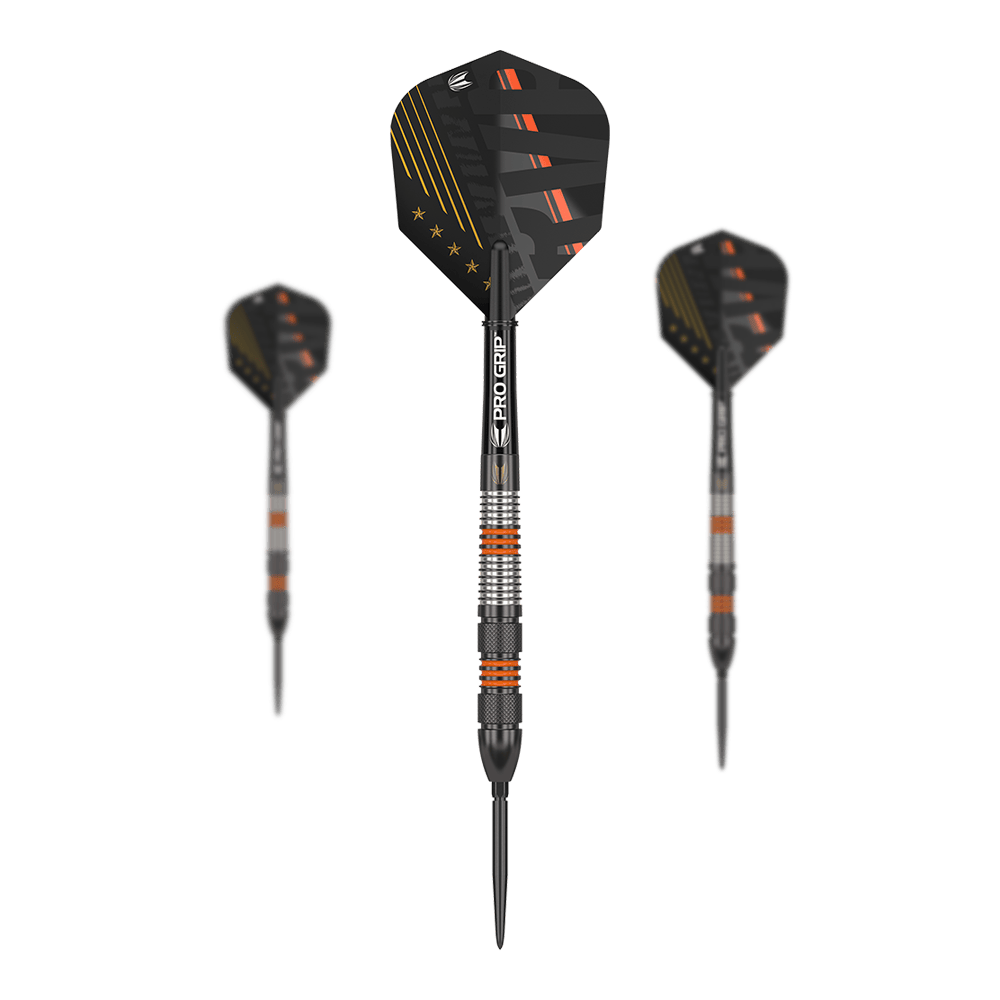 Targetuj do rzutek Raymond Van Barneveld Black Swiss Point Steel Das Bild zeigt drei schwarze Steeldarts mit orangefarbenen und silbernen Akzenten. Die Flights haben ein modernes, schwarzes Design mit orangen Linien und Sternen.