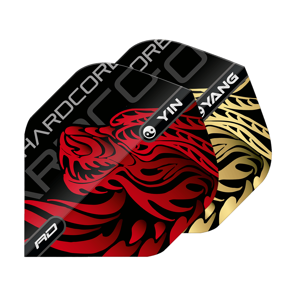 Red Dragon Jonny Clayton Złoty Czerwony Yin Yang Standardowe Loty Das Bild zeigt zwei Dart-Flights mit auffälligen Drachenmotiven in Rot und Gold. Auf den Flights stehen die Worte „Yin Yang“ und „Hardcore“.