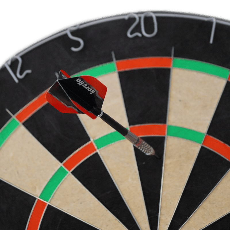 Zestaw tarcz do darta Karella BullOut zawierający 2 komplety stalowych rzutek Zu sehen ist das Karella Dartboard BullOut Set mit zwei Sätzen Steeldarts. Perfekt für Einsteiger und Fortgeschrittene.