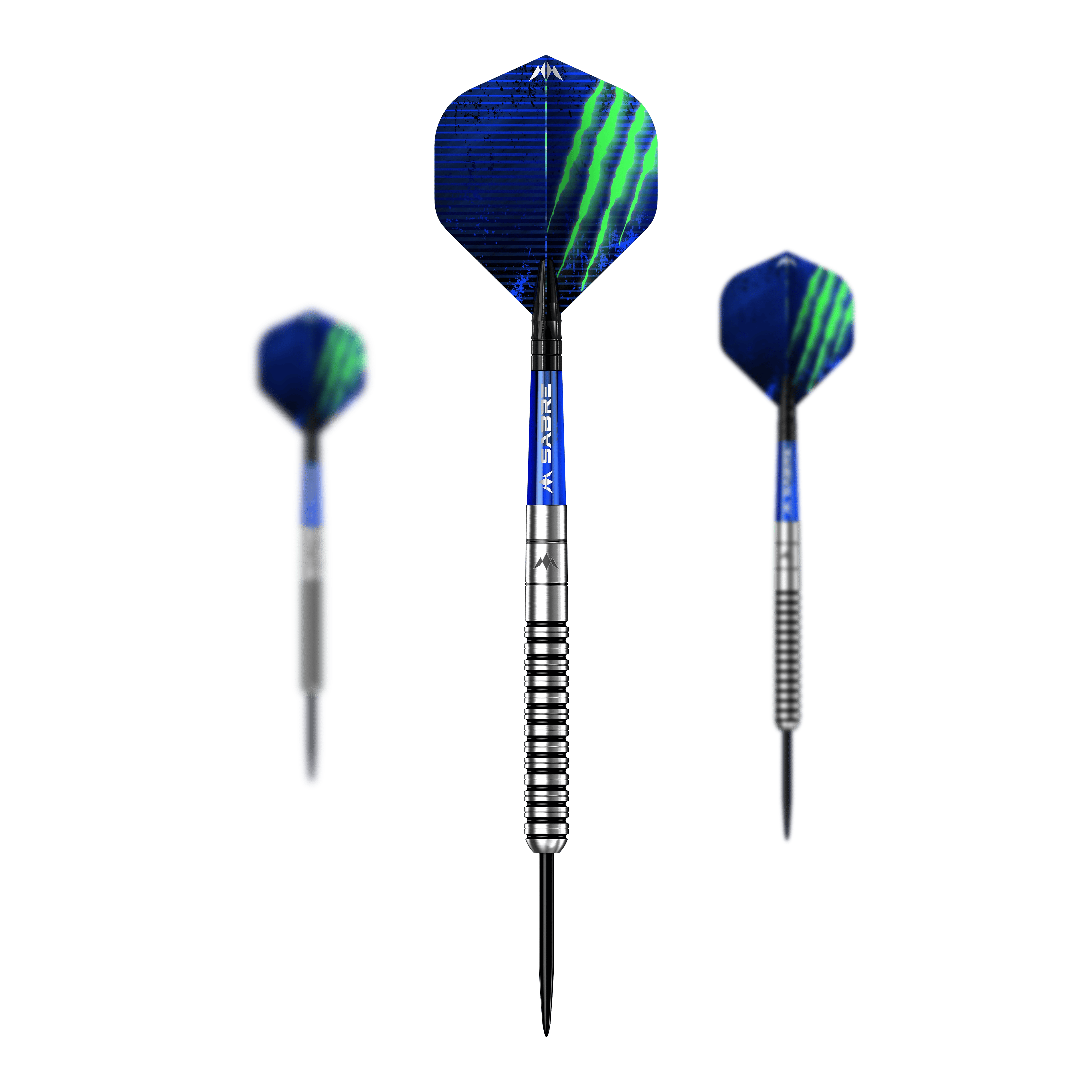 Lotki Mission Lee Evans Black Electro Steel Das Bild zeigt drei Mission Lee Evans Black Electro Steeldarts mit blauen Flights und silbernen Spitzen. Die Flights haben grüne Akzente und der Schaft ist blau und silber gestreift.