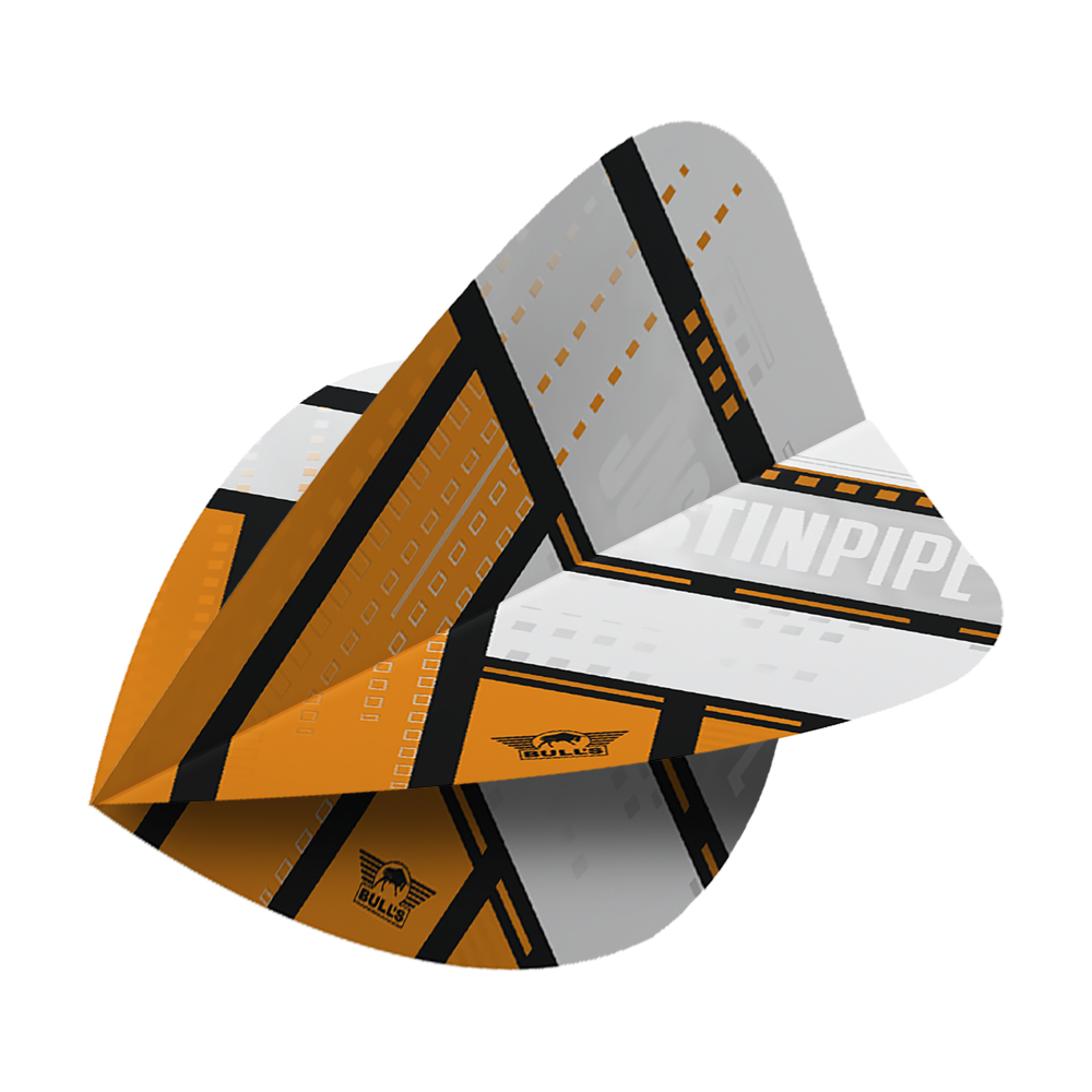 Das Bild zeigt ein Dartflight mit einem auffälligen orange, weißen und schwarzen Design. Auf dem Flight steht "Justin Pipe" und das Bulls NL Logo ist sichtbar.