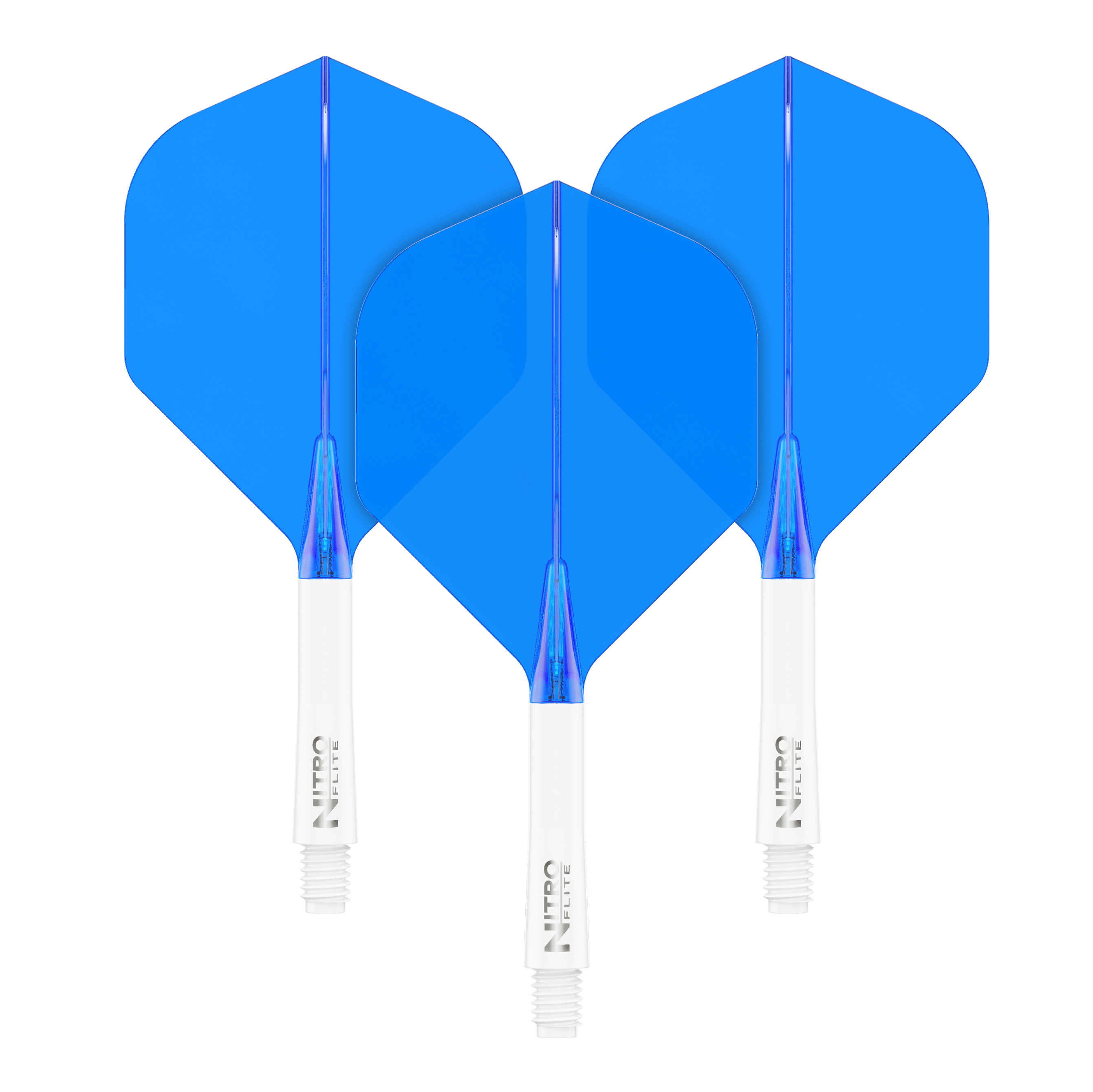 Das Bild zeigt drei blaue Dart-Flights mit weißen Schäften. Sie sind nebeneinander auf schwarzem Hintergrund angeordnet.