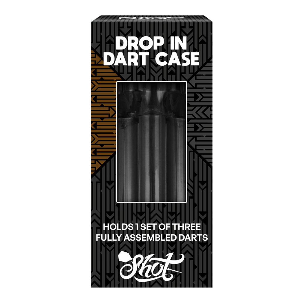Die Abbildung zeigt das Produkt "Shot Drop In Dartcase - Schwarz". Die Verpackung hält ein Set von drei vollständig zusammengebauten Darts.
