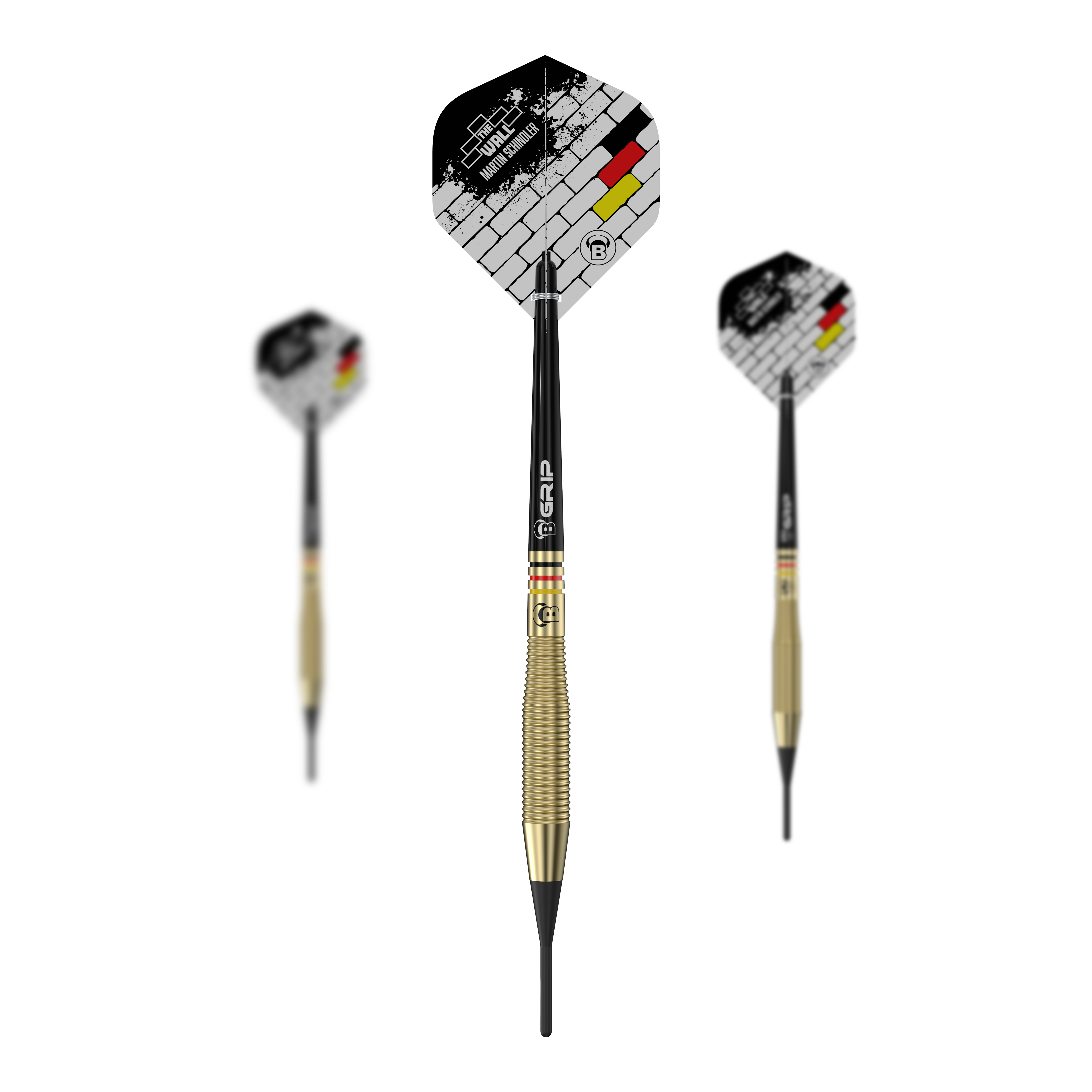 Das Bild zeigt drei Softdarts des Modells "Bulls Martin Schindler The Wall Brass" mit einem Gewicht von 18g. Die Flights sind mit einem Mauer-Design und den Farben der deutschen Flagge verziert.