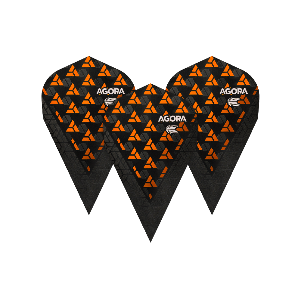 Das Bild zeigt drei schwarze Dart-Flights mit orangefarbenen, dreieckigen Mustern. Auf jedem Flight steht das Wort "AGORA" in weißer Schrift.