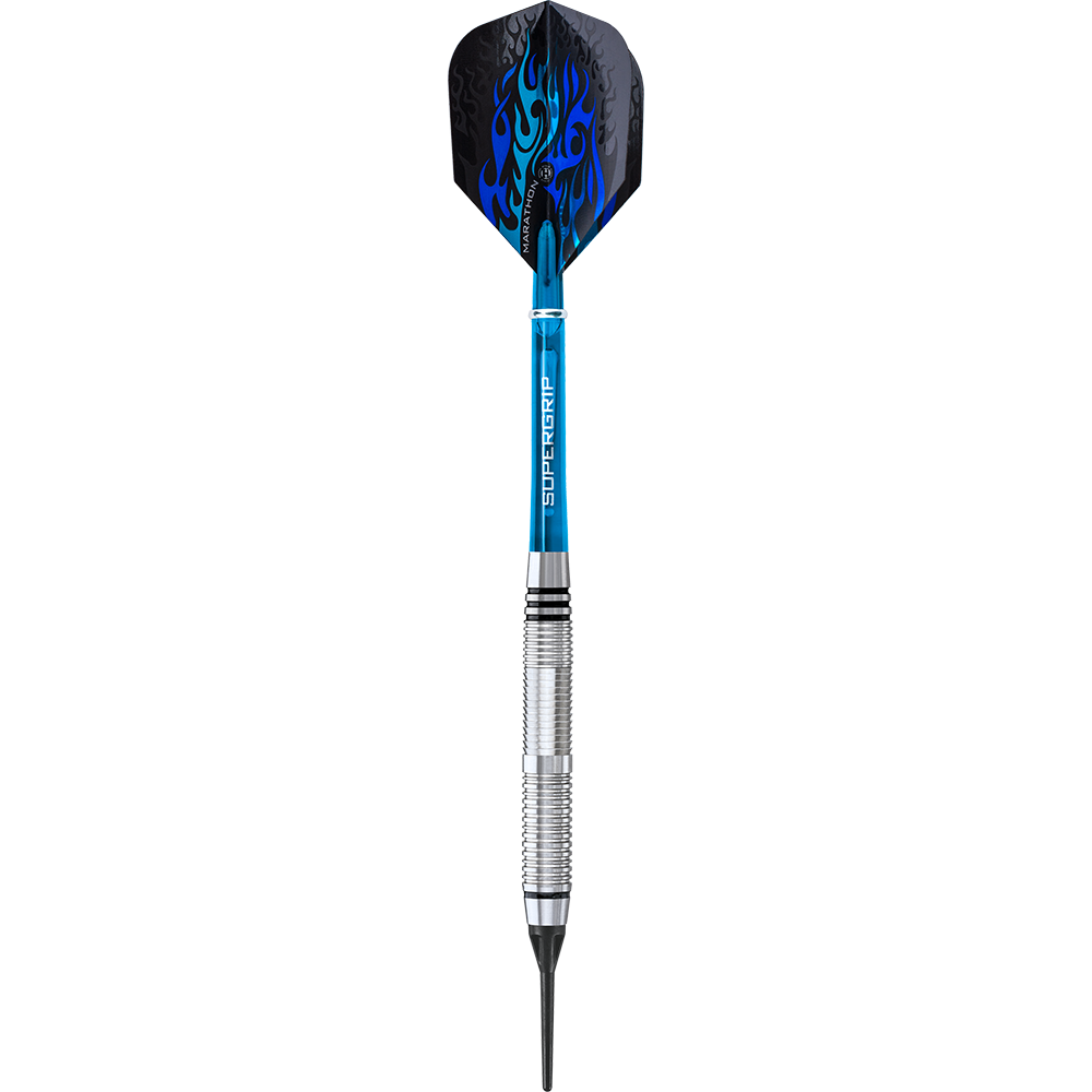 HA13968-B_Harrows_Blaze_Style_B_Softdarts_1z0hn8d3c1L38s Der abgebildete Dart ist der "Harrows Blaze Style B Softdarts - 18g". Er hat einen silbernen Schaft, ein blaues Griffstück und ein schwarzes Flight mit blauen Flammen.