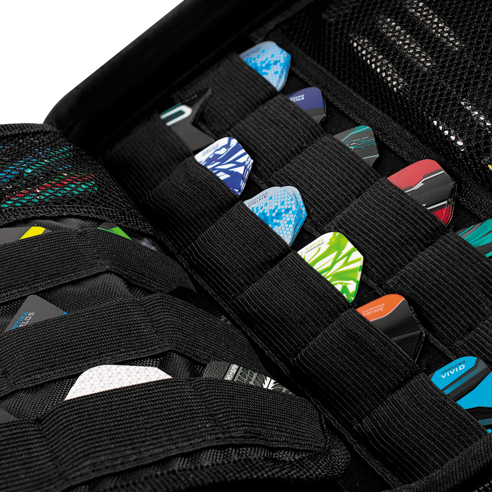 HRT-16525_Harrows_Imperial_Dartcase_Schwarz_4 Das Bild zeigt das Harrows Imperial Dartcase in Schwarz. Im Inneren sind verschiedene Dart-Flights ordentlich in elastischen Halterungen organisiert.