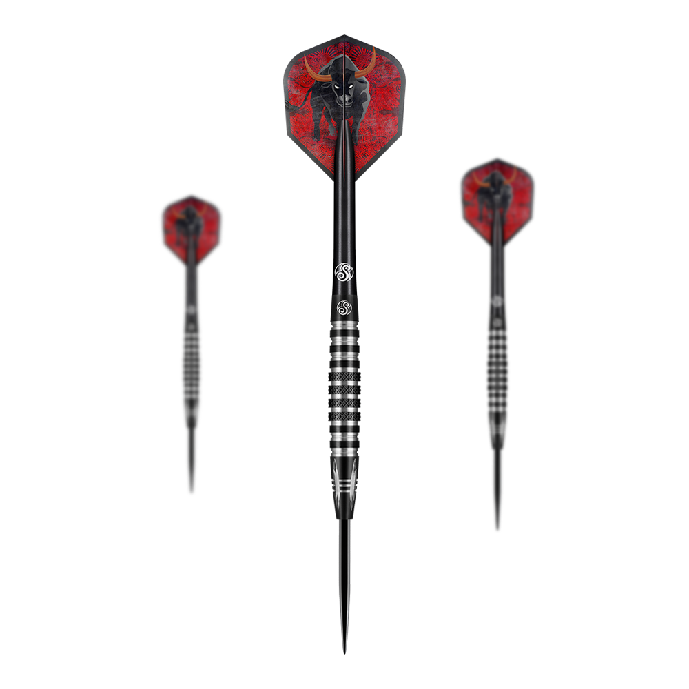 Shot Americana The Wrangler stalowe lotki Das Bild zeigt drei Steeldarts des Produkts „Shot Americana The Wrangler“. Die Flights der Darts sind rot und mit einem schwarzen Stiermotiv verziert.