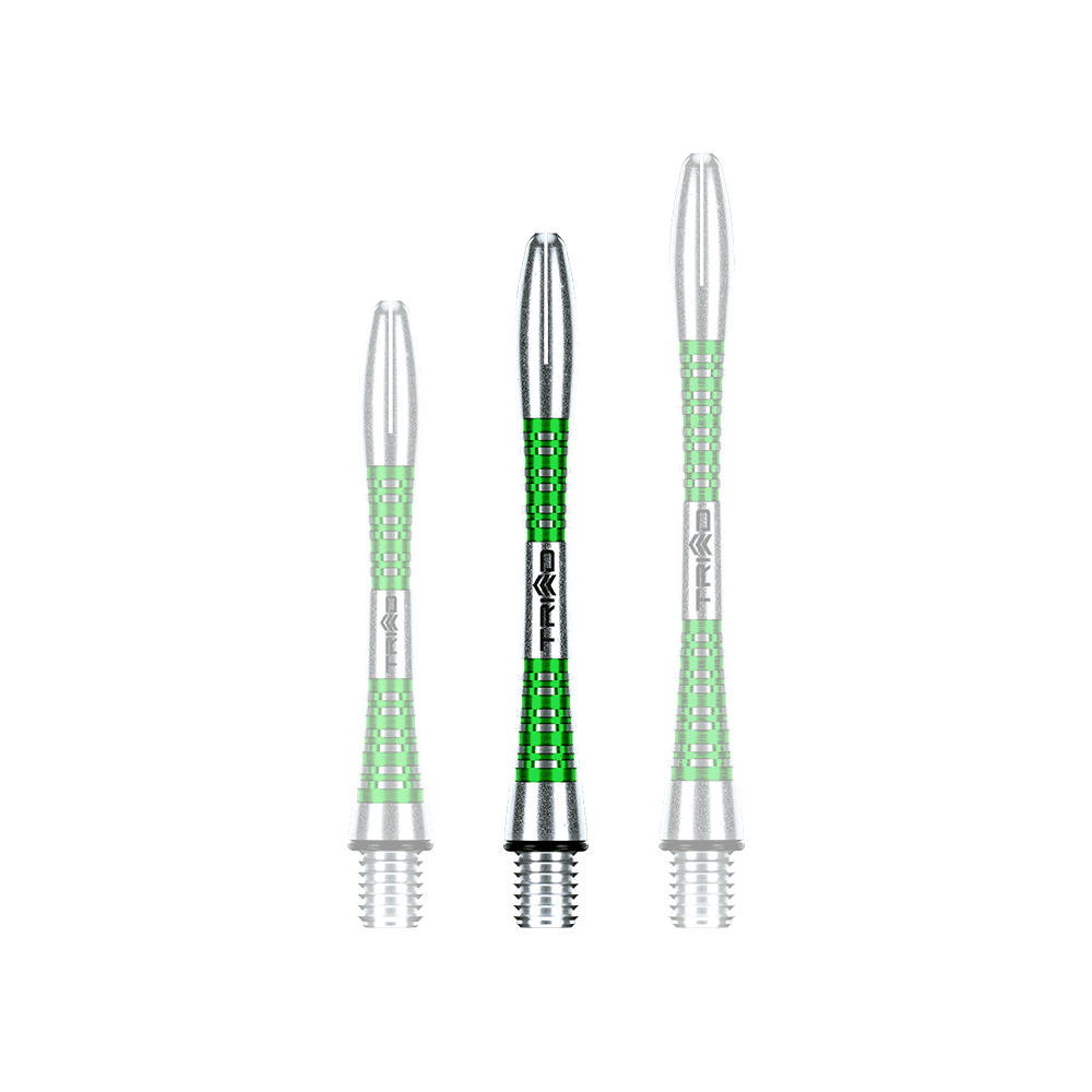 Das Bild zeigt drei grüne Winmau Triad Aluminium Shafts in verschiedenen Längen. Die Shafts haben ein silbernes und grünes Design mit gerillter Oberfläche.