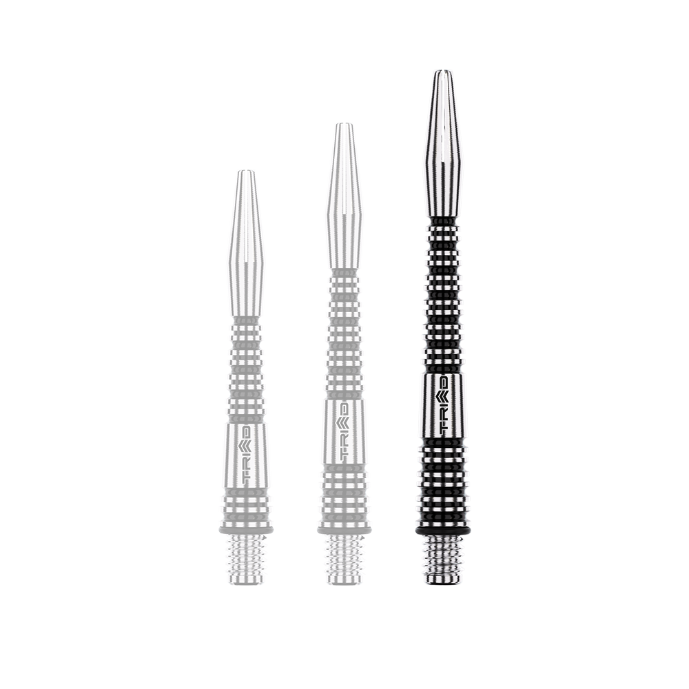 Auf dem Bild sind drei unterschiedlich lange, schwarz-silberne Dartschäfte zu sehen. Sie bestehen aus Aluminium und haben ein gestreiftes, geriffeltes Design.