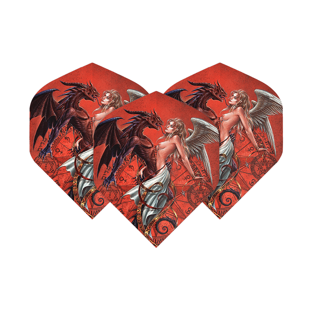 Alchemiczny Ślub Chemiczny Nr 2 Standardowe Loty Das Bild zeigt drei Dartflights mit einem roten Hintergrund und einem fantasievollen Motiv. Auf den Flights sind ein weiblicher Engel und ein Drache abgebildet, die sich gegenüberstehen.