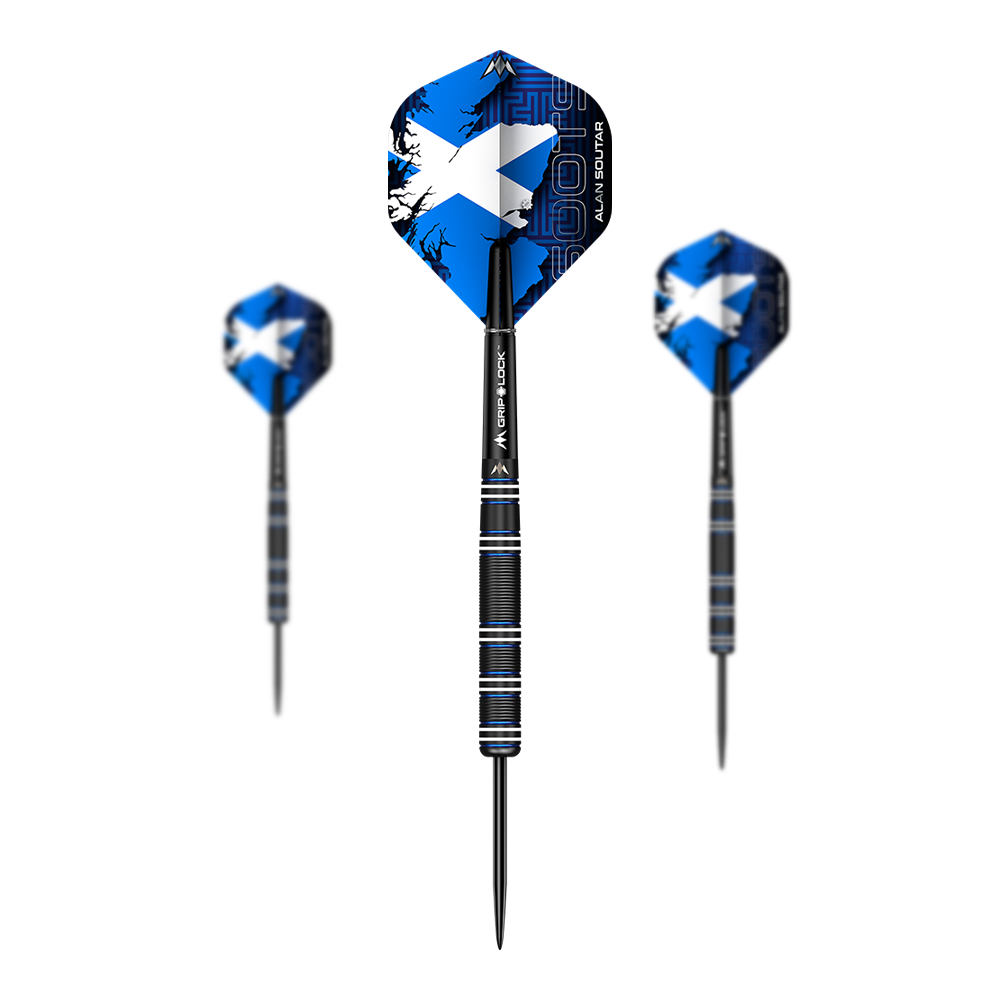 Mission Alan Soutar Black Titanium Steeldarts - 24g Das Bild zeigt drei schwarze Steeldarts mit blauen Flights und weißen Akzenten. Auf den Flights steht der Name „Alan Soutar“ und das Design ist modern und auffällig.