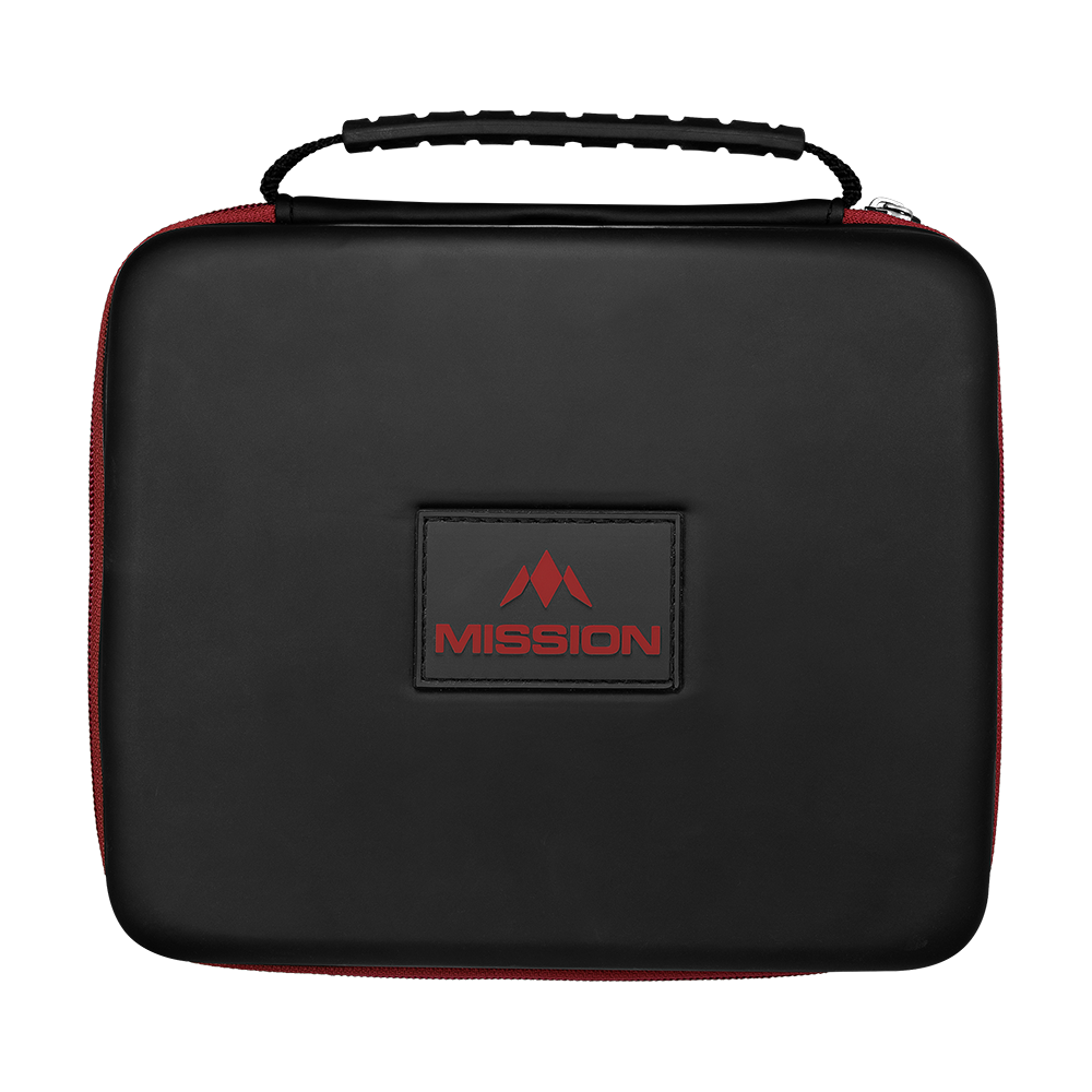 Portfel Mission Luxor Dart Die Abbildung zeigt eine schwarze Tasche mit einem Henkel und rotem Reißverschluss. Auf der Vorderseite befindet sich ein rechteckiges Logo mit der Aufschrift „MISSION“ in Rot.