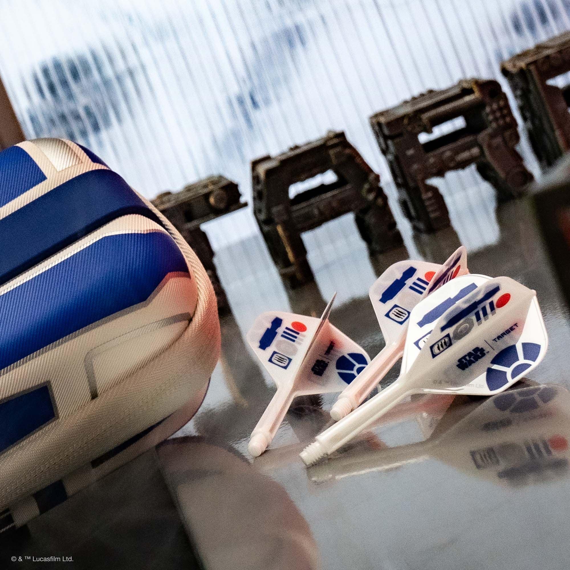 Target Star Wars K-Flex R2D2 No6 Flights Abgebildet sind die Target Star Wars K-Flex R2D2 No6 Flights. Diese Flights sind im Stil von R2D2 aus Star Wars gestaltet.