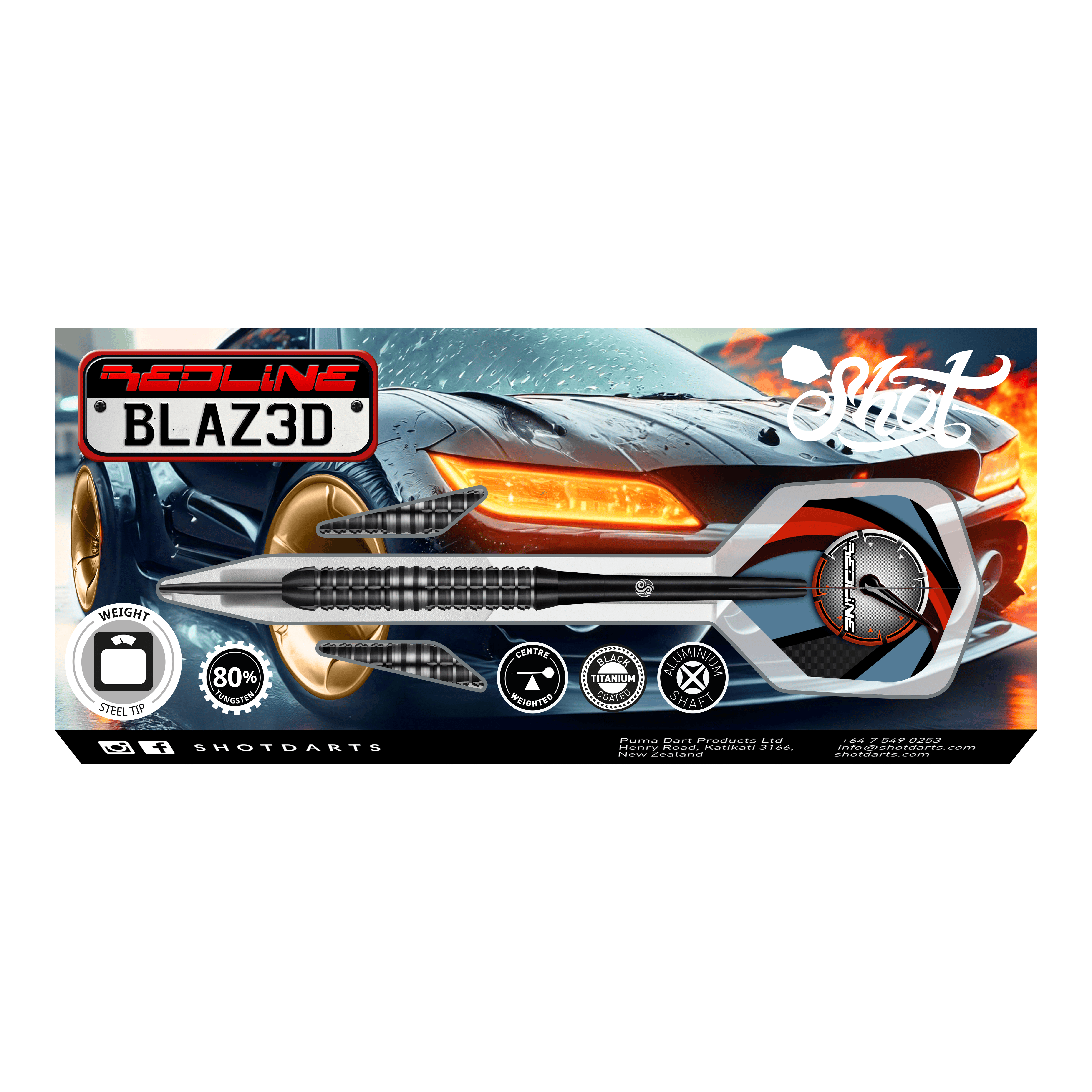 Strzały Redline Blazed Steel Darts Das Bild zeigt die Verpackung der "Shot Redline Blazed Steeldarts" vor einem sportlichen Auto mit leuchtenden Scheinwerfern. Auf der Verpackung sind die Darts sowie verschiedene Produktsymbole und Informationen sichtbar.