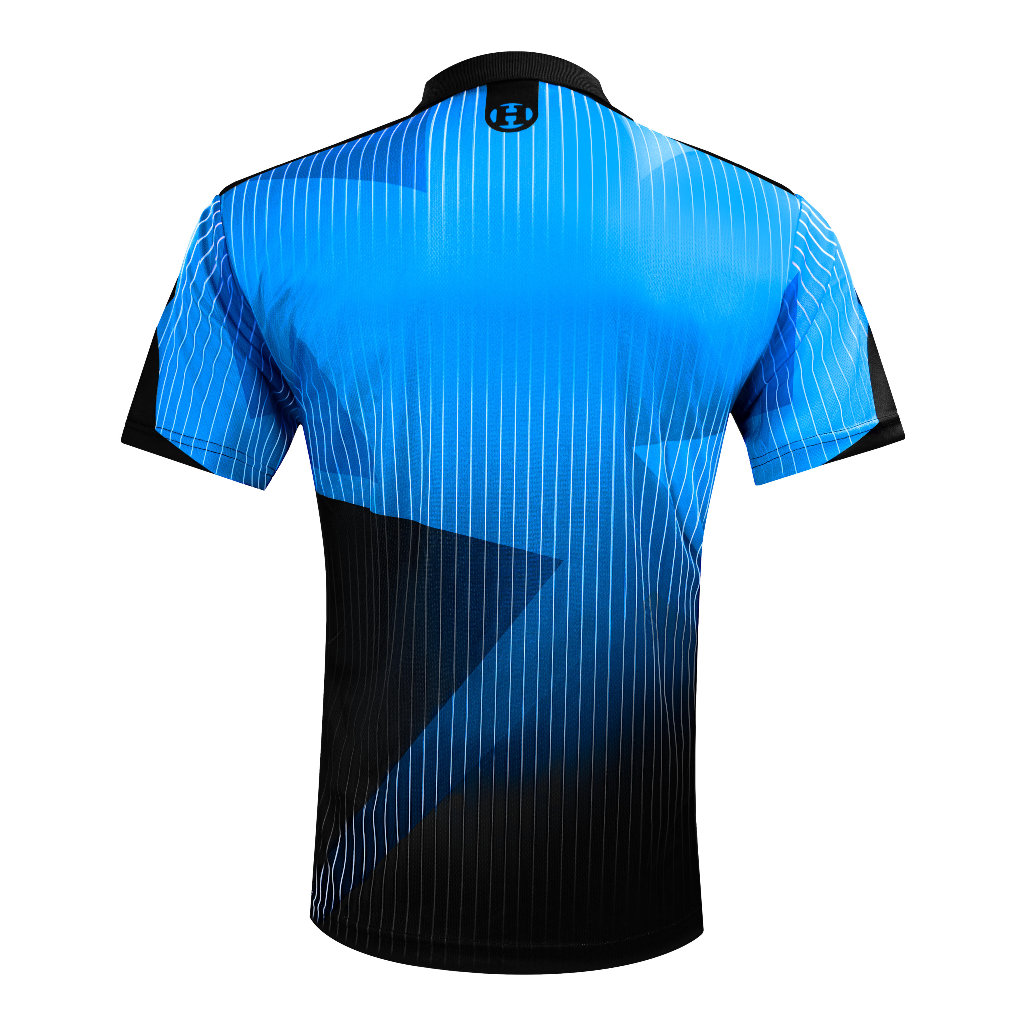 Harrows Shard Dartshirt - Blau Das Bild zeigt ein blaues Dartshirt mit schwarzen Akzenten und feinen weißen Streifen. Auf der Rückseite befindet sich oben ein kleines Harrows-Logo am Kragen.