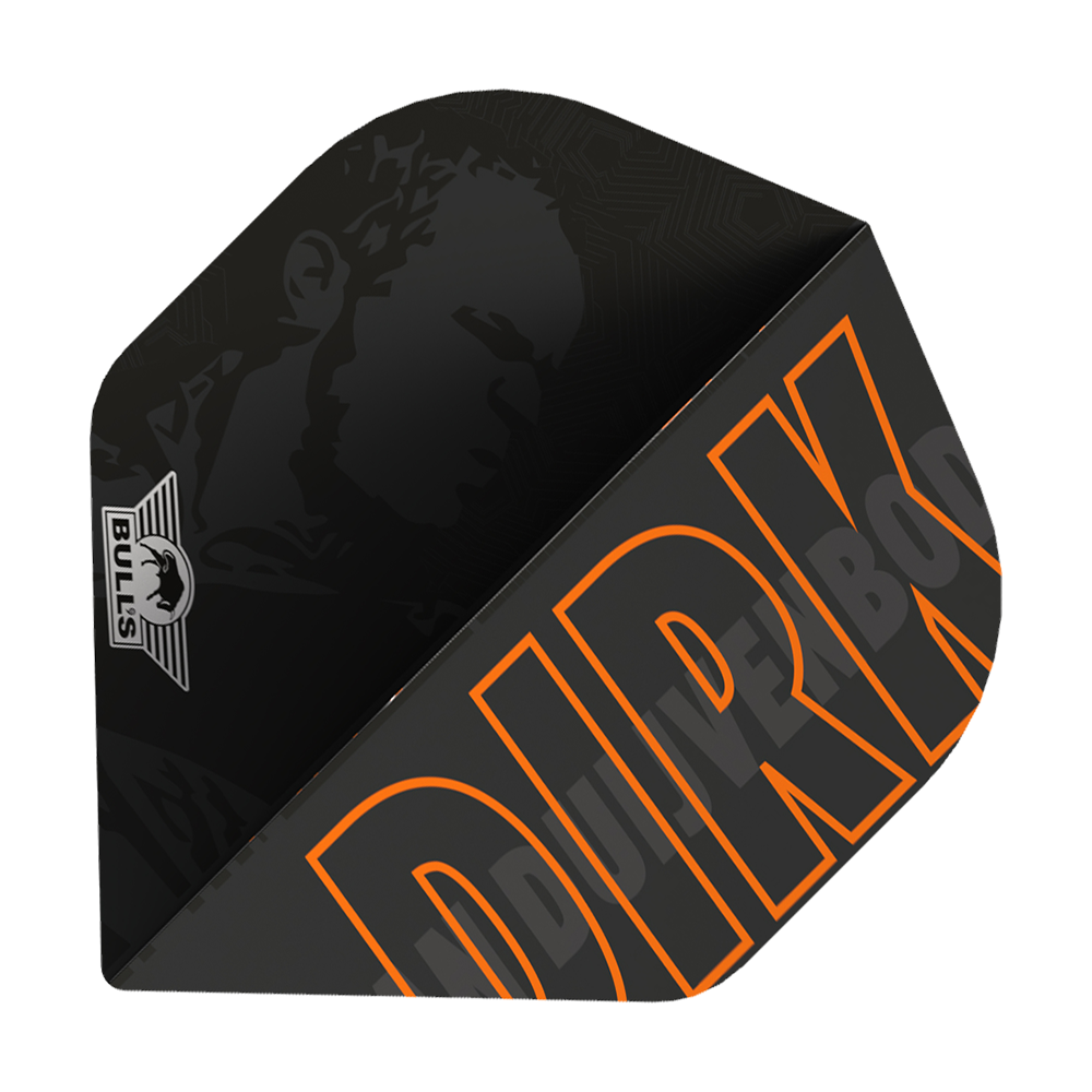 Das Bild zeigt ein schwarzes Dartflight mit dem Namen "DIRK" in großen orangefarbenen Buchstaben. In der Ecke ist das Bulls-Logo zu sehen und im Hintergrund ist ein Porträt schattiert dargestellt.
