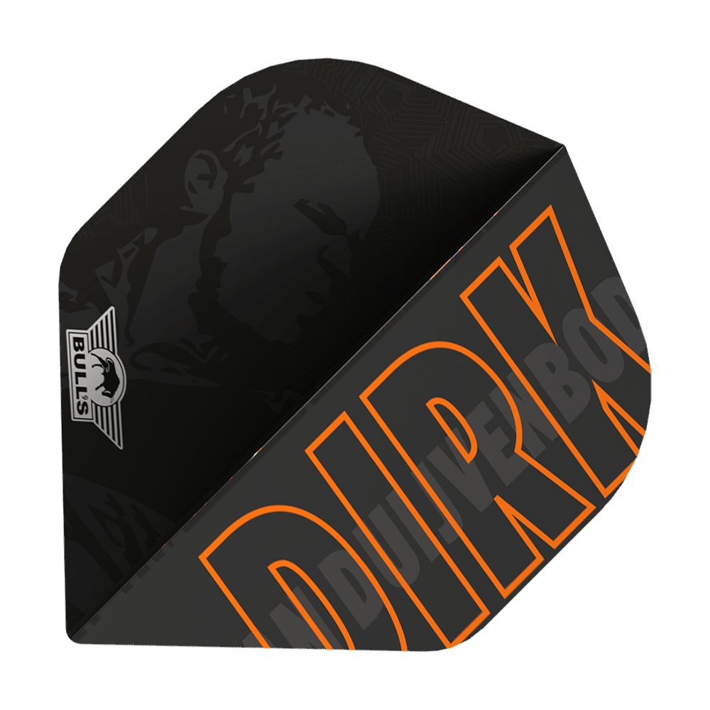 Gracz Bulls NL 100 lotów standardowych Dirk Van Duijvenbode nr 2 Das Bild zeigt ein schwarzes Dartflight mit dem Namen "DIRK" in großen orangefarbenen Buchstaben. In der Ecke ist das Bulls-Logo zu sehen und im Hintergrund ist ein Porträt schattiert dargestellt.