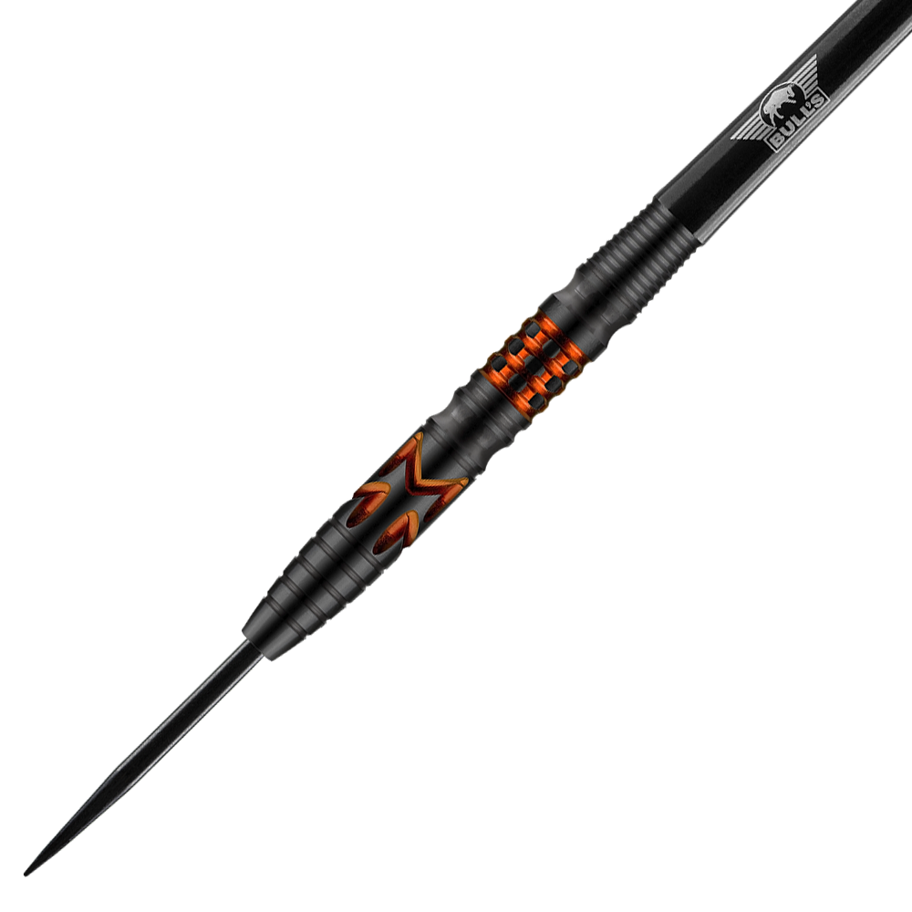 BU26223_BullsNL_Martijn_Kleermaker_90_Steeldarts_2 Auf dem Bild ist ein schwarzer Steeldart mit orangefarbenen Akzenten zu sehen. Der Dart trägt das Logo von Bulls und hat ein modernes, geriffeltes Design.
