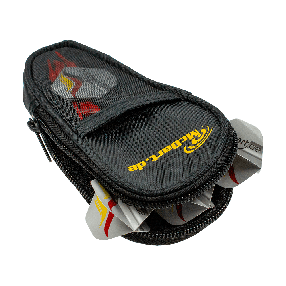 723_McDart_Slim_Case_Darttasche_Schwarz_5 Die Abbildung zeigt das Produkt "McDart Slim Case Darttasche - Schwarz". Die schwarze Darttasche hat einen Reißverschluss und bietet Platz für mehrere Dartpfeile.