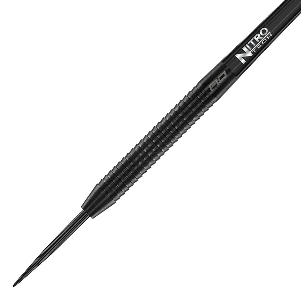 Das Bild zeigt einen Red Dragon Razor Edge Black Steeldart. Der Dart ist schwarz und hat eine gerillte Griffzone für besseren Halt.