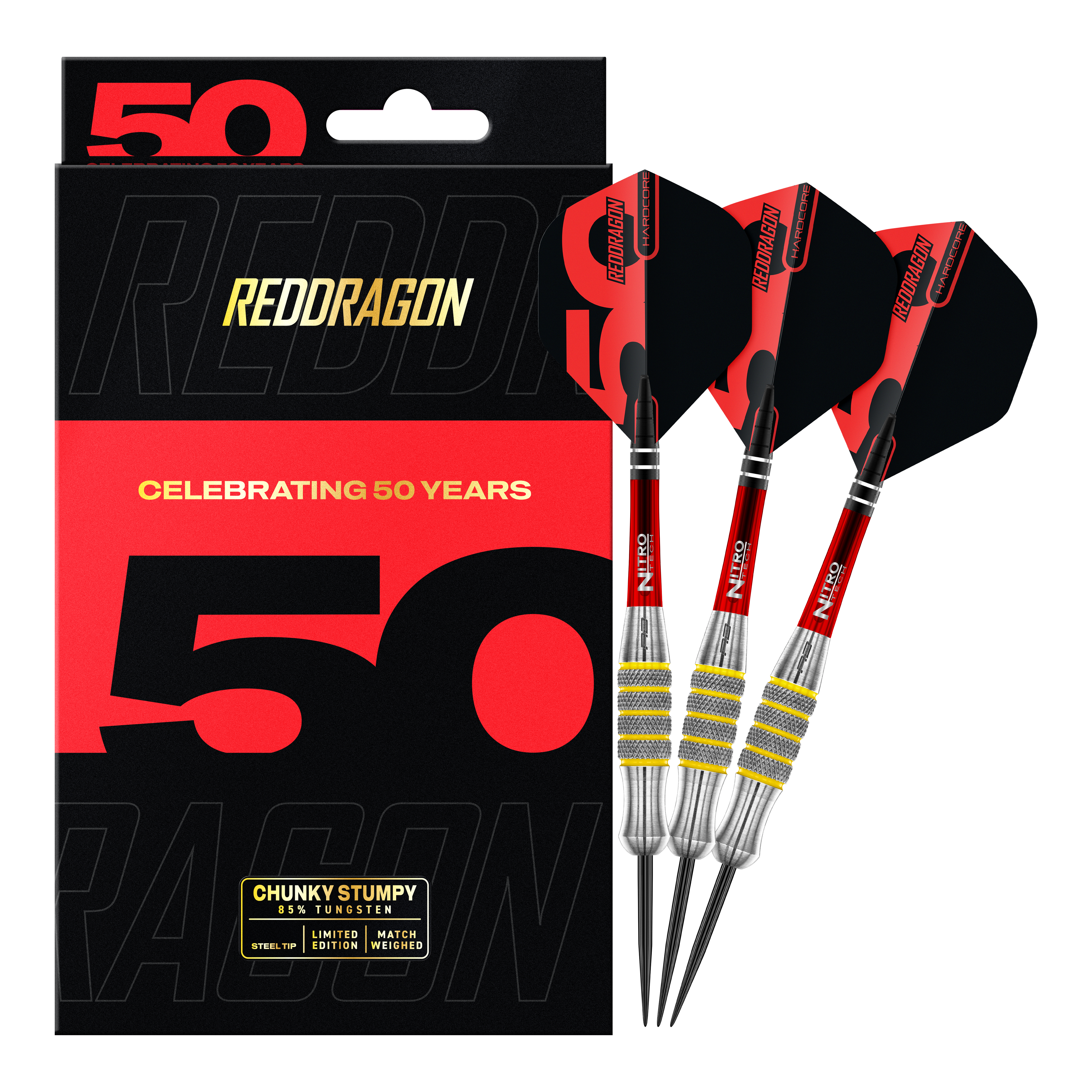 Das Bild zeigt eine Packung der "Red Dragon 50 Year Collection Chunky Stumpy 7 Steeldarts - 28g". Neben der Verpackung sind drei rote und schwarze Steeldarts abgebildet.