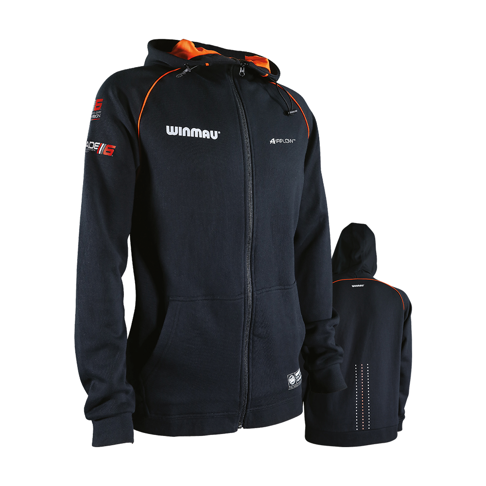 8418_Winmau_Pro-Line_Blade6_Hoodie_Kaputzenjacke_0 Die Abbildung zeigt die Winmau Pro-Line Blade 6 Hoodie Kapuzenjacke in Schwarz mit orangefarbenen Akzenten. Auf der Vorderseite sind Logos aufgedruckt und die Rückseite zeigt ein dezentes Punktmuster.