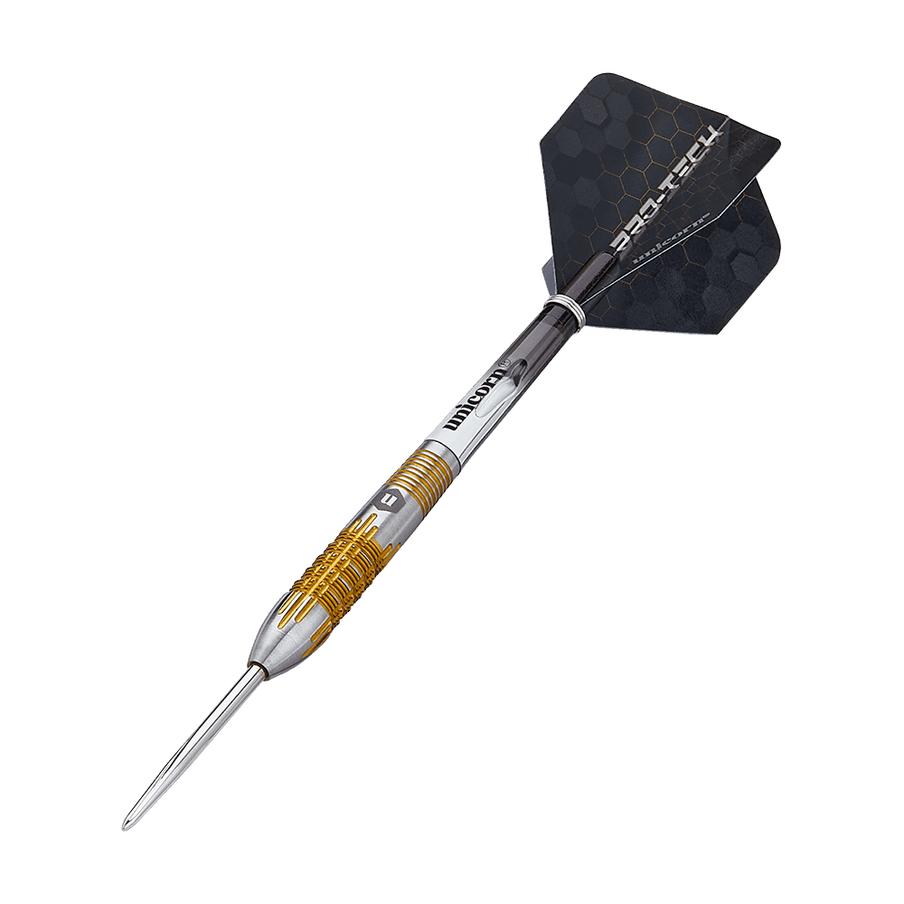 27706_Unicorn_Pro-Tech_Style1_Steeldarts_4 Der Bild zeigt einen modernen Steeldartpfeil mit silbernem und goldfarbenem Griff. Das Flight am Ende ist schwarz mit einem Wabenmuster und der Aufschrift "PRO-TECH".