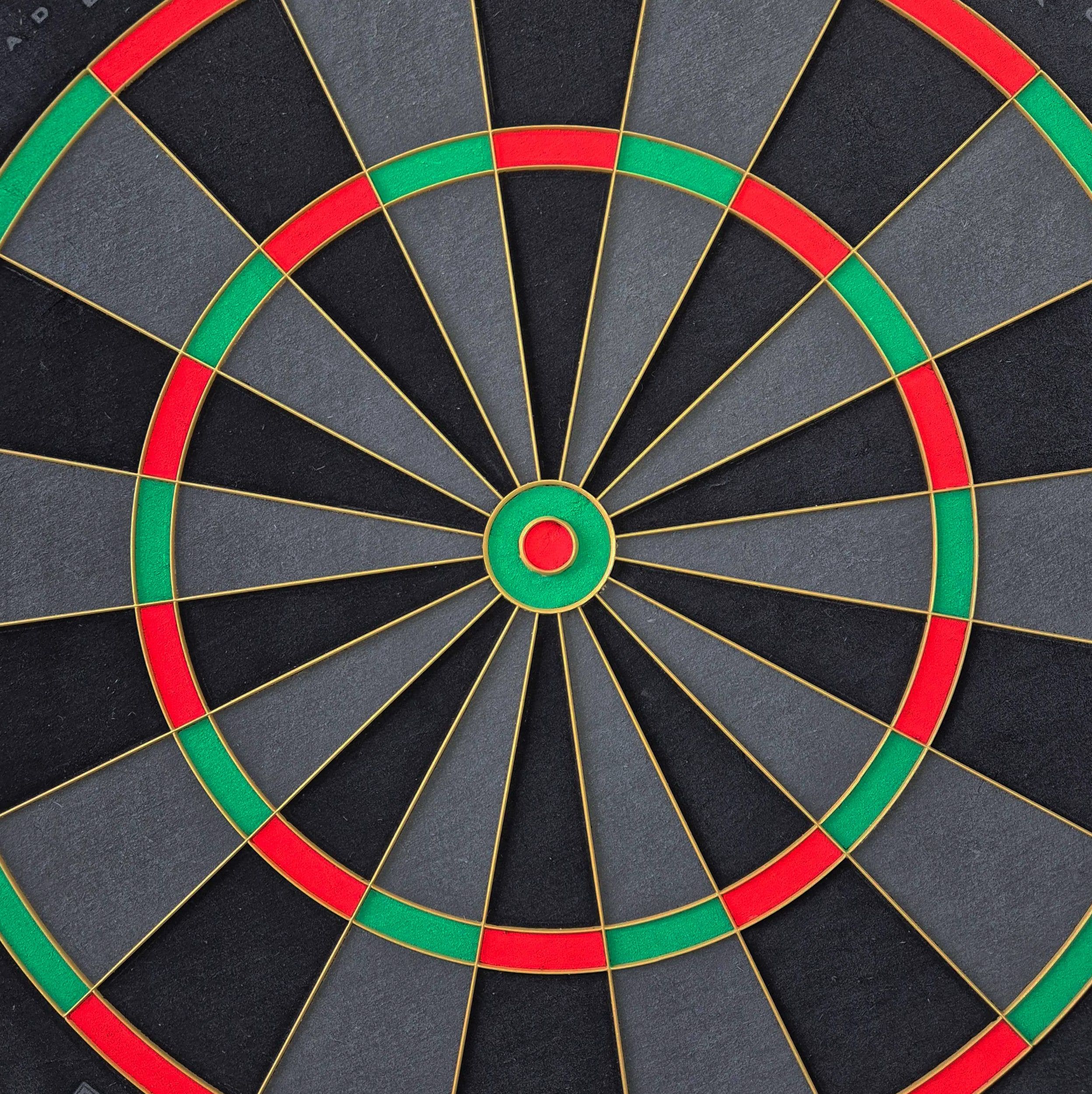 Stalowa tarcza do darta Bulls NL Advantage Black Edition Auf dieser Abbildung ist das BullsNL Advantage Black Edition Steeldartboard zu sehen. Es wird aus einer anderen Perspektive gezeigt.