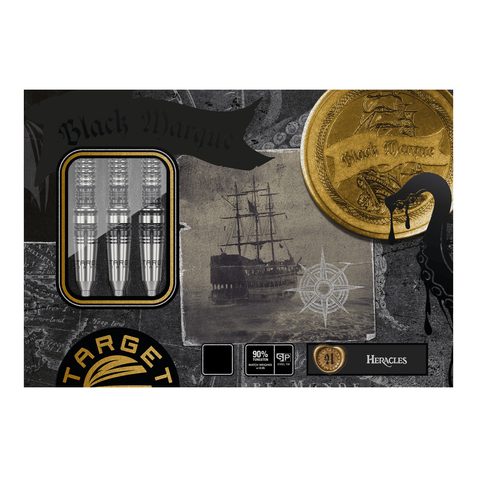 Das Bild zeigt die Verpackung der "Target Japan Black Marque Heracles Steeldarts". Auf der Verpackung sind neben den drei Darts auch ein Segelschiff, ein Kompass und eine goldene Münze abgebildet.