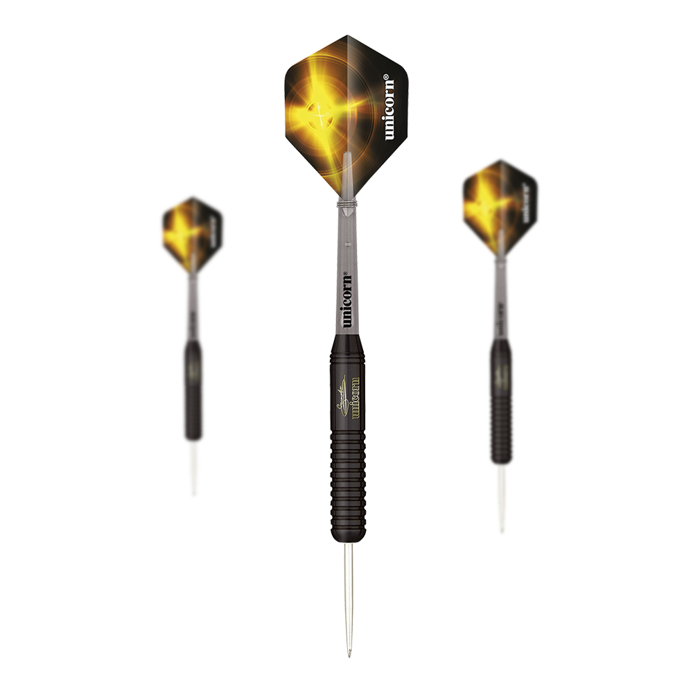 Jednorożec Czarny mosiądz Gary Anderson V2 stalowe rzutki Das Bild zeigt drei schwarze Steeldarts der Marke Unicorn Black Brass Gary Anderson V2. Die Flights sind schwarz mit einem gelben Lichteffekt und dem weißen Schriftzug "unicorn".