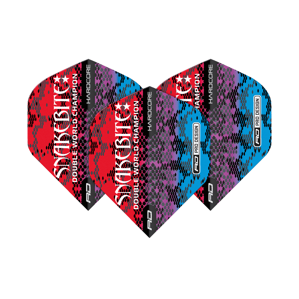 TF6843_Red_Dragon_Hardcore_Peter_Wright_Snakebite_Multi_Snakeskin_Red_Standard_Flights_10Yf2SPYYYiEl4 Das Bild zeigt drei Dartflights mit einem bunten Schlangenhautmuster in Rot, Lila und Blau. Auf den Flights steht "Snakebite Double World Champion" sowie der Markenname "Red Dragon".