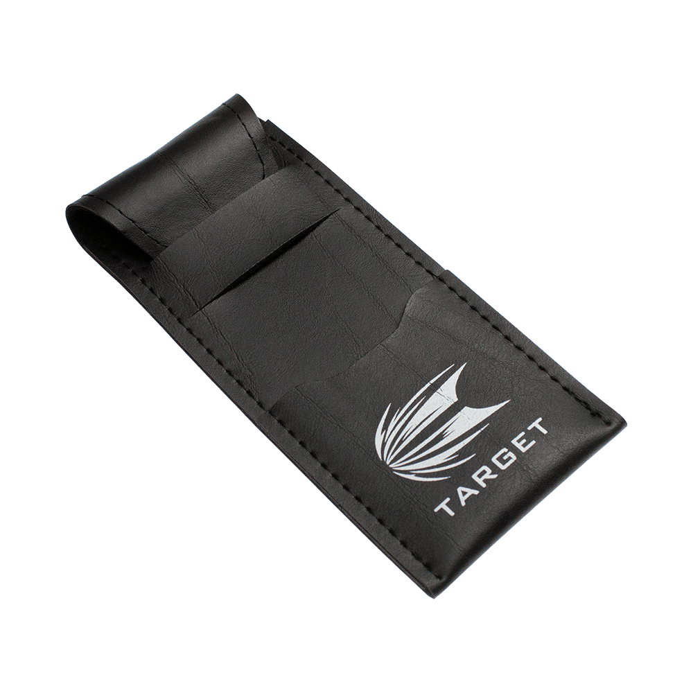 Target-Dart-Walletxm9VdgdtG9KDQ Das Bild zeigt eine schwarze Darts-Tasche mit dem weißen Target-Logo darauf. Die Tasche ist vermutlich für die Aufbewahrung der Target Phil Taylor Power 8zero Softdarts gedacht.