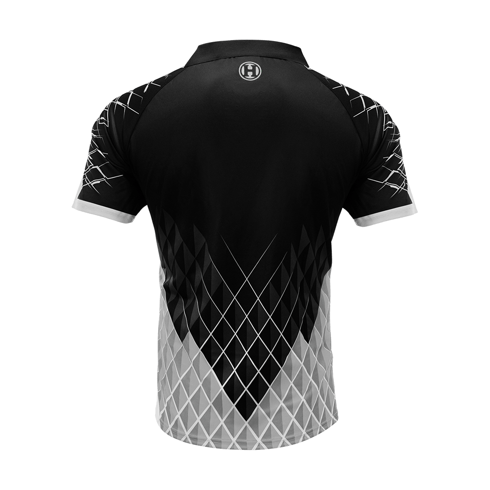 HRS-26432_Harrows_Paragon_Dartshirt_Weiss_2 Dies ist das Harrows Paragon Dartshirt in Weiß. Das Shirt hat ein modernes, geometrisches Muster in Schwarz und Grau auf der Rückseite.
