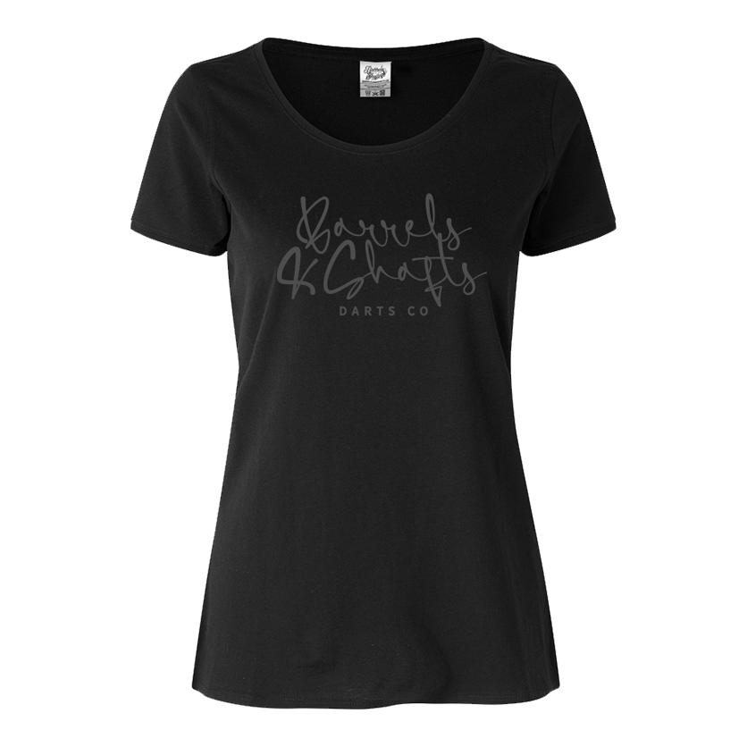 T-shirt damski Barrels and Shafts – czarny Dieses Bild zeigt ein schwarzes Damen-T-Shirt mit der Aufschrift „Barrels and Shafts DARTS CO“ auf der Vorderseite. Das T-Shirt hat einen klassischen Rundhalsausschnitt und einen schlichten, modernen Stil.