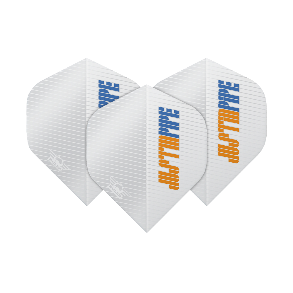 BU50883_Bulls_NL_Powerflite_Justin_Pipe_Plain_No2_Standard_Flights_1m69qWKGtfWlMD Das Bild zeigt drei weiße Dart-Flights mit dem Aufdruck "JUSTIN PIPE" in blauer und oranger Schrift. Die Flights sind standardförmig und tragen das Logo von Bulls NL in der Ecke.