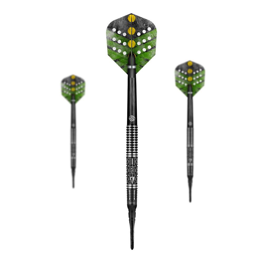 Shot Devon Petersen The Courage miękkie lotki Das Bild zeigt drei Softdarts des Produkts 'Shot Devon Petersen The Courage'. Die Darts haben schwarze Spitzen, silberne Griffbereiche und grün-schwarze Flights mit gelben und weißen Punkten.