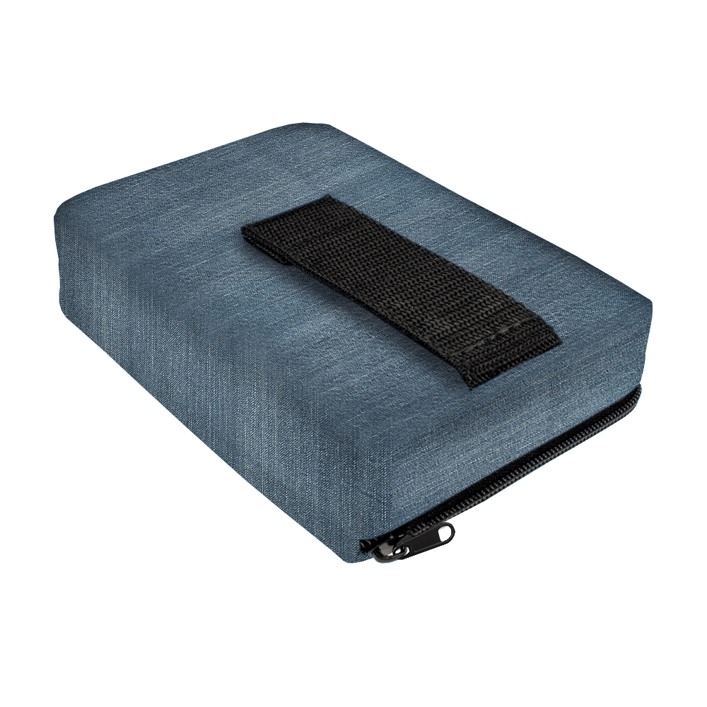 715TP_The_PAK_Jeans_Editon_Darttasche_3 Das Bild zeigt die „The Pak Jeans Edition Darttasche“ aus einem blauen Jeansstoff. Zu sehen sind ein schwarzer Tragegriff und ein Reißverschluss an der Tasche.