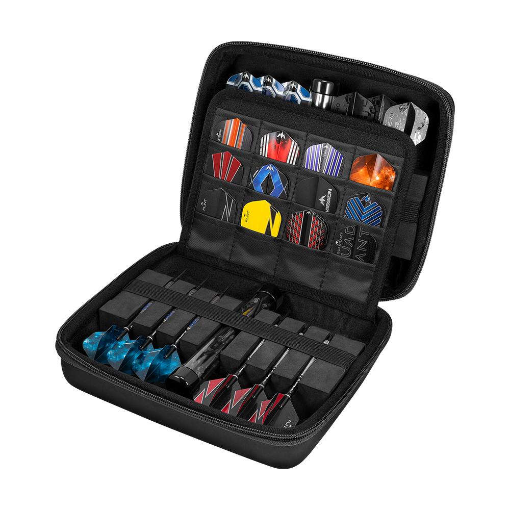 Das Bild zeigt das Produkt mit dem Dateinamen M000441_Mission_Luxor_Dart-Wallet_Black_5. Dies könnte eine schwarze Dart-Tasche oder ein ähnliches Zubehör sein.