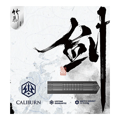 Stalowe lotki Caliburn Sword S2 Das Bild zeigt die Caliburn Sword S2 Steeldarts Verpackung mit asiatischer Kalligraphie im Hintergrund. Unten sind das Produktlogo, eine Produktabbildung und Hinweise zur Garantie und dem Gewicht zu sehen.