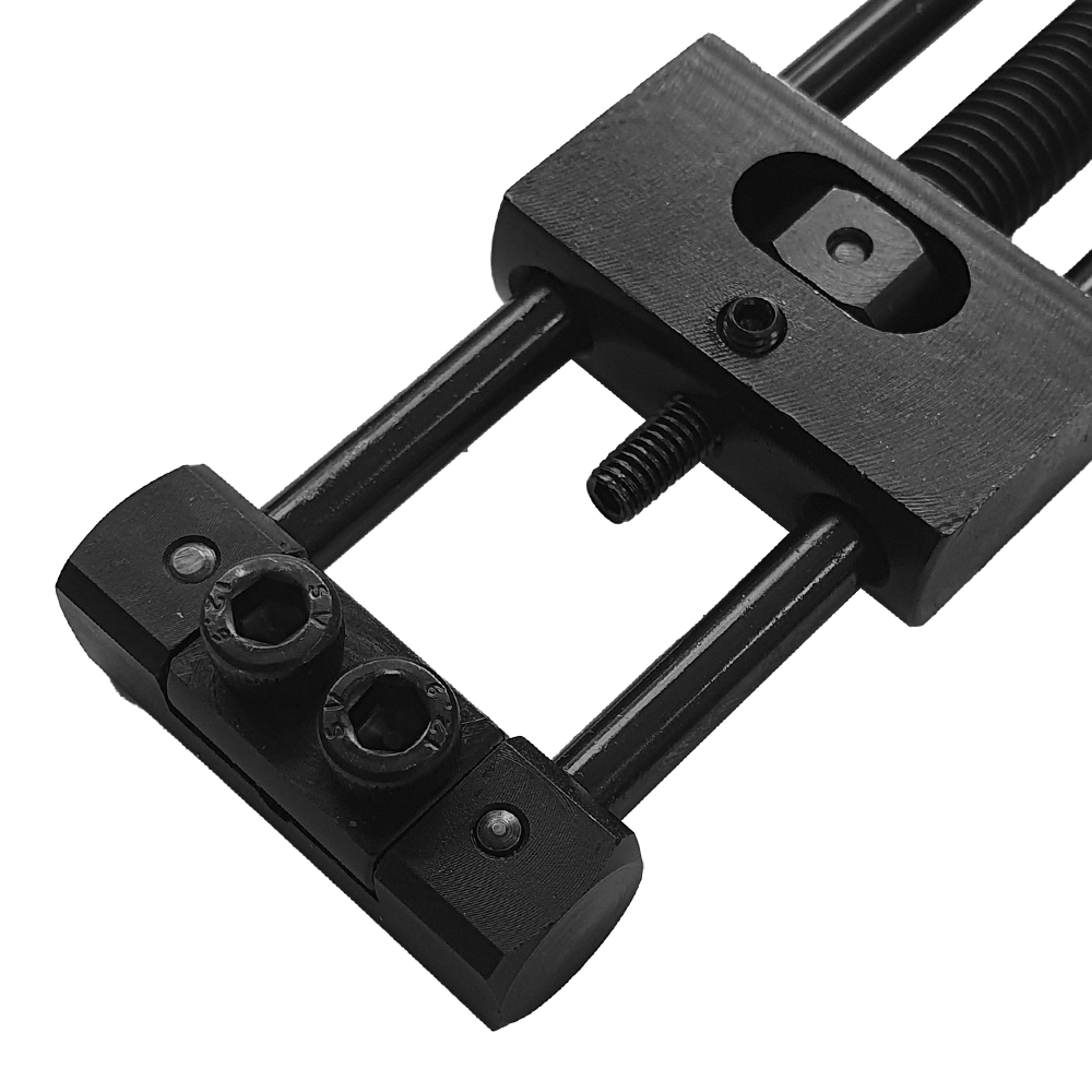 Designa Dart Repointer Black Pro Edition - Spitzenwechsler ist ein Tool zum Wechseln von Dartspitzen. Das Bild zeigt das Produkt aus schwarzem Material.